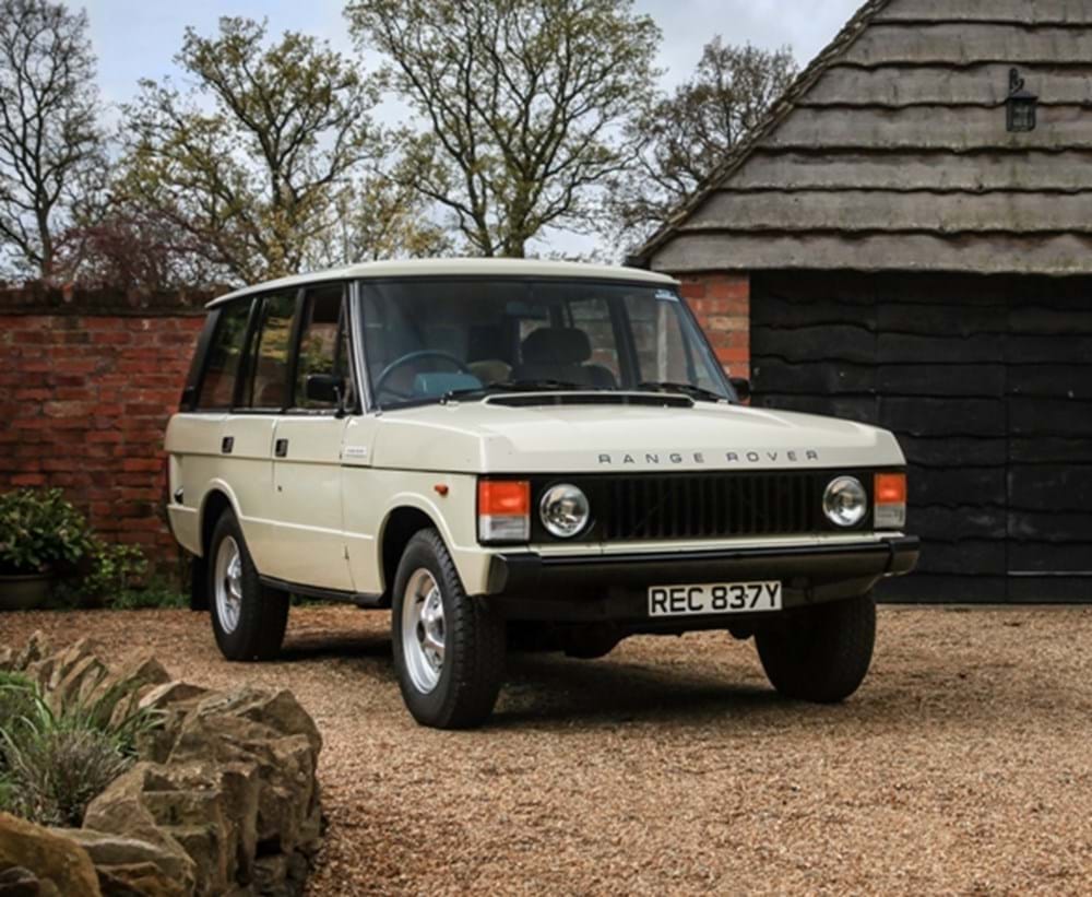 🚗💨 British style, adventure at heart! The 1982 Range Rover 3.5
