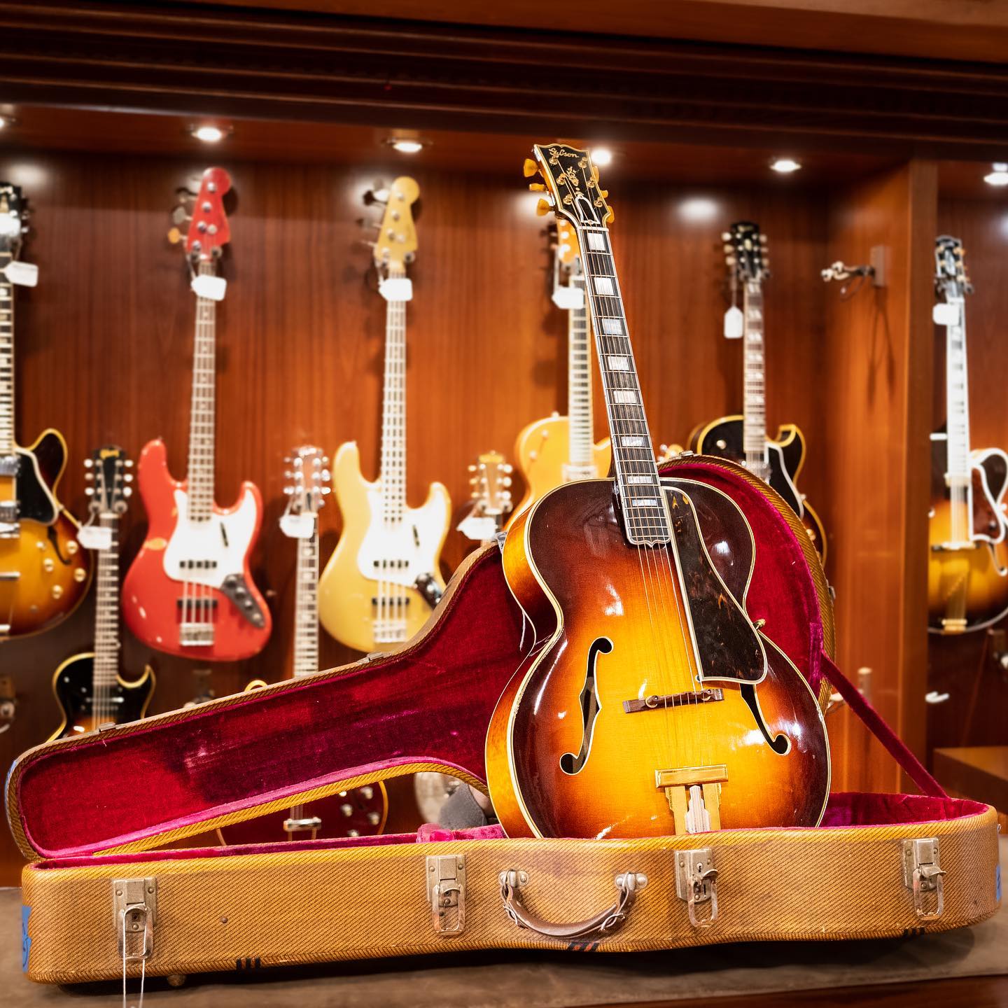 🎸 This 1947 Gibson L5 represents the pinnacle of Gibson's post