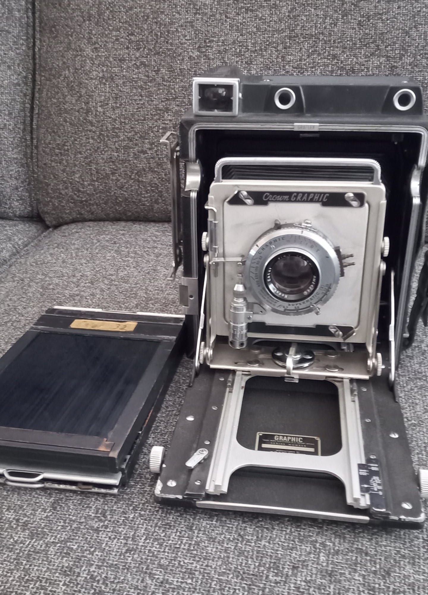 What are the characteristics of the Graflex Crown Graphic with