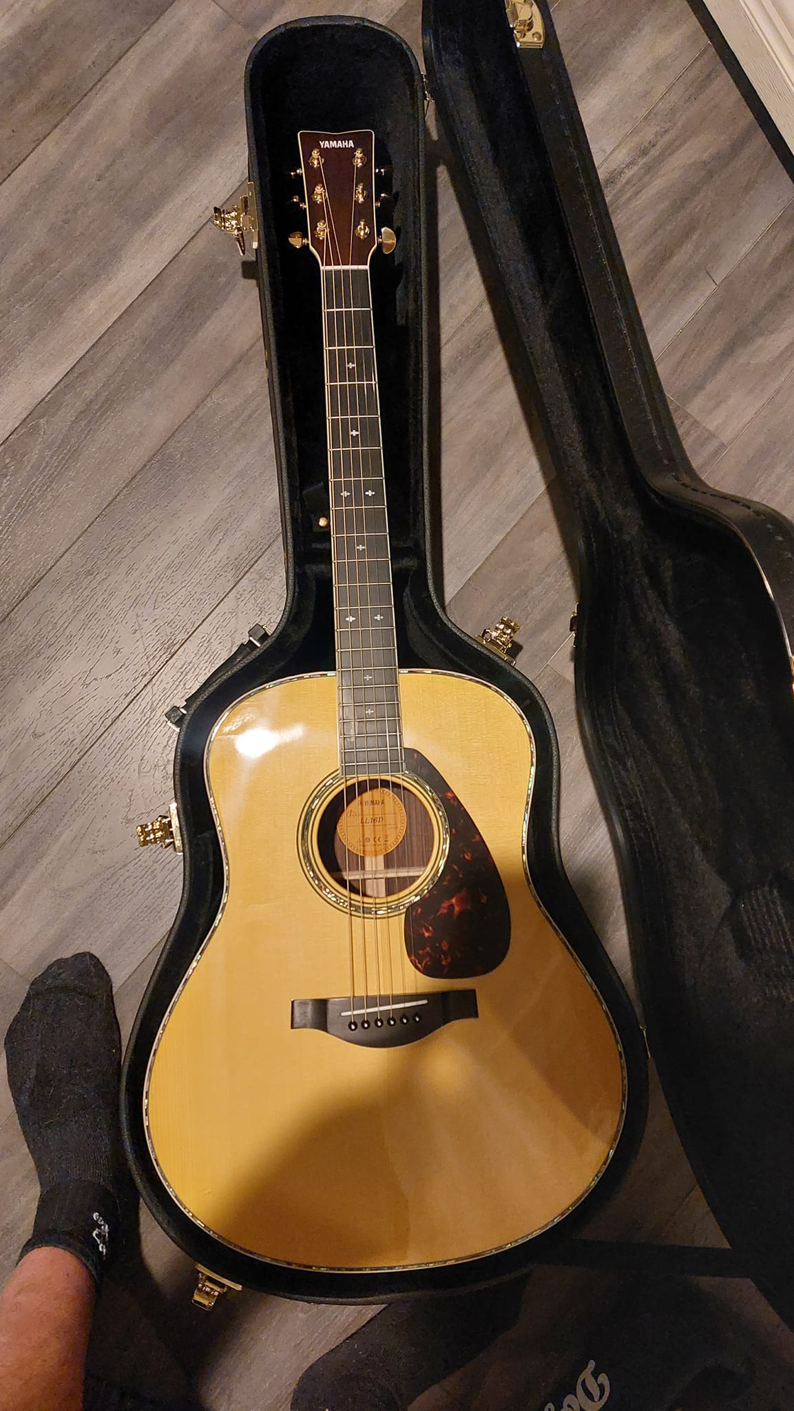 Yamaha LL16D Deluxe Guitar Hard Shell Case Inclusion