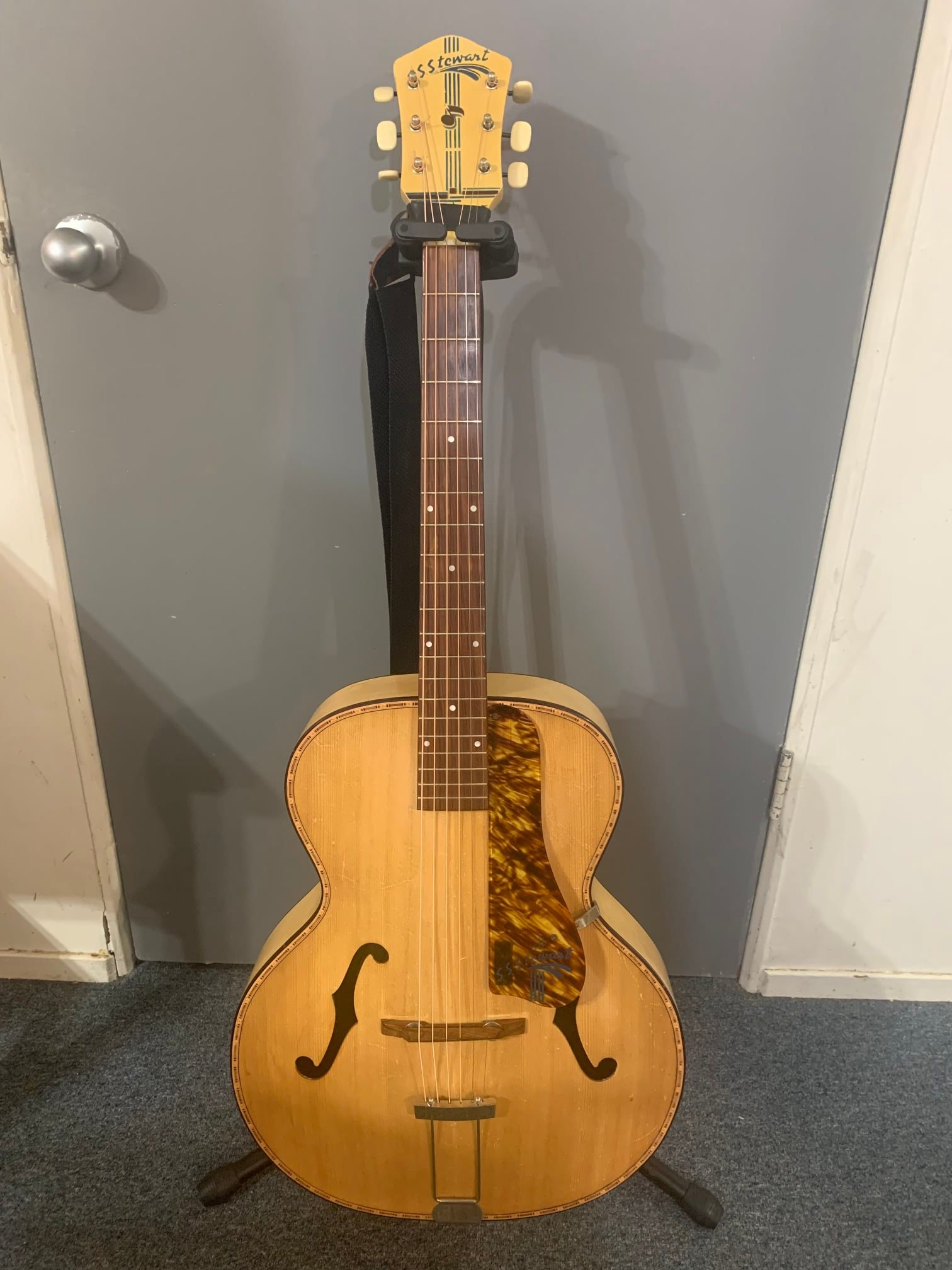 What is this vintage archtop guitar model?