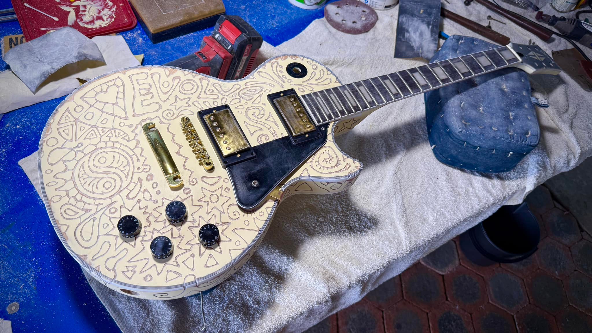 Refinishing guitars with psychedelic patterns