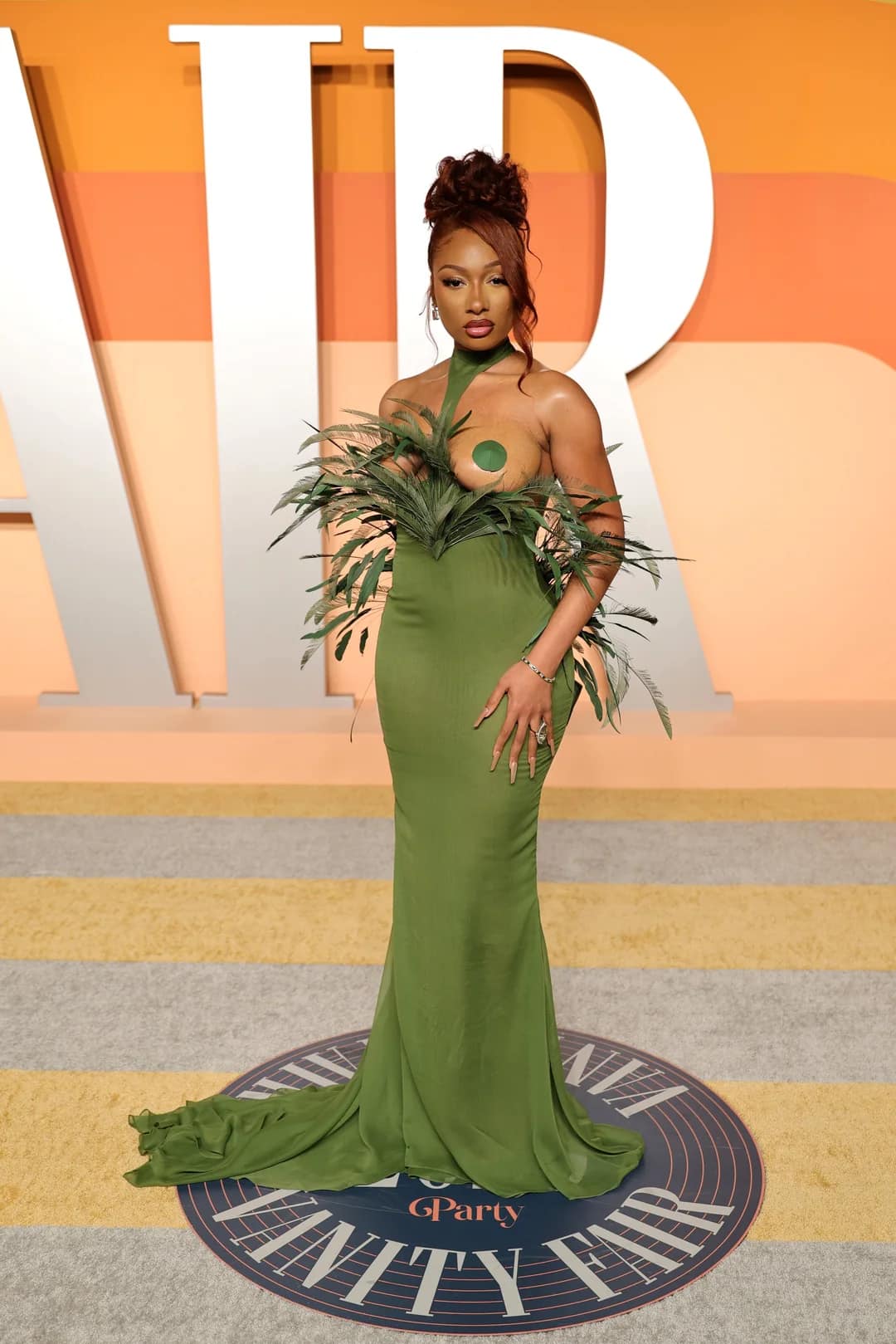 meagan good green dress posts a selfie in a tight and fans immediately abandon all self-control. Read more here: https://atlantablackstar.com/2025/12/23/wow-meg-meagan-goods-tight-green- dress-has-people-zooming-in-on-her-bright-headlights CO_109.3