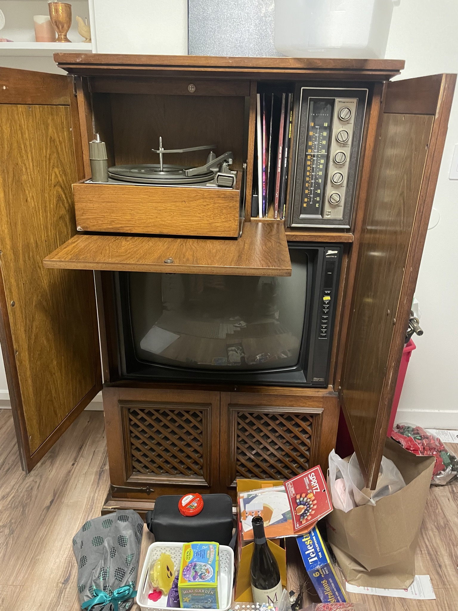 What is this Magnavox Astro-Sonic cabinet and its year?
