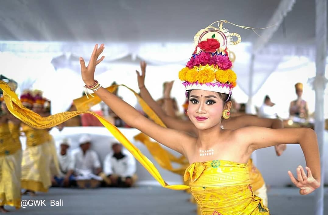 Gwk Cultural Park Rejang Dewa Adalah Salah Satu Dari Beberapa Tarian Sakral Di Bali Rejang Dewa Mengatur Adegan Untuk Seluruh Ritual Tarian Ini Dilakukan Untuk Menyambut Para Dewa Dan Roh Suci Tari rejang merupakan salah satu tari tradisi di bali yang ditarikan oleh perempuan secara berkelompok atau massal. gwk cultural park rejang dewa adalah