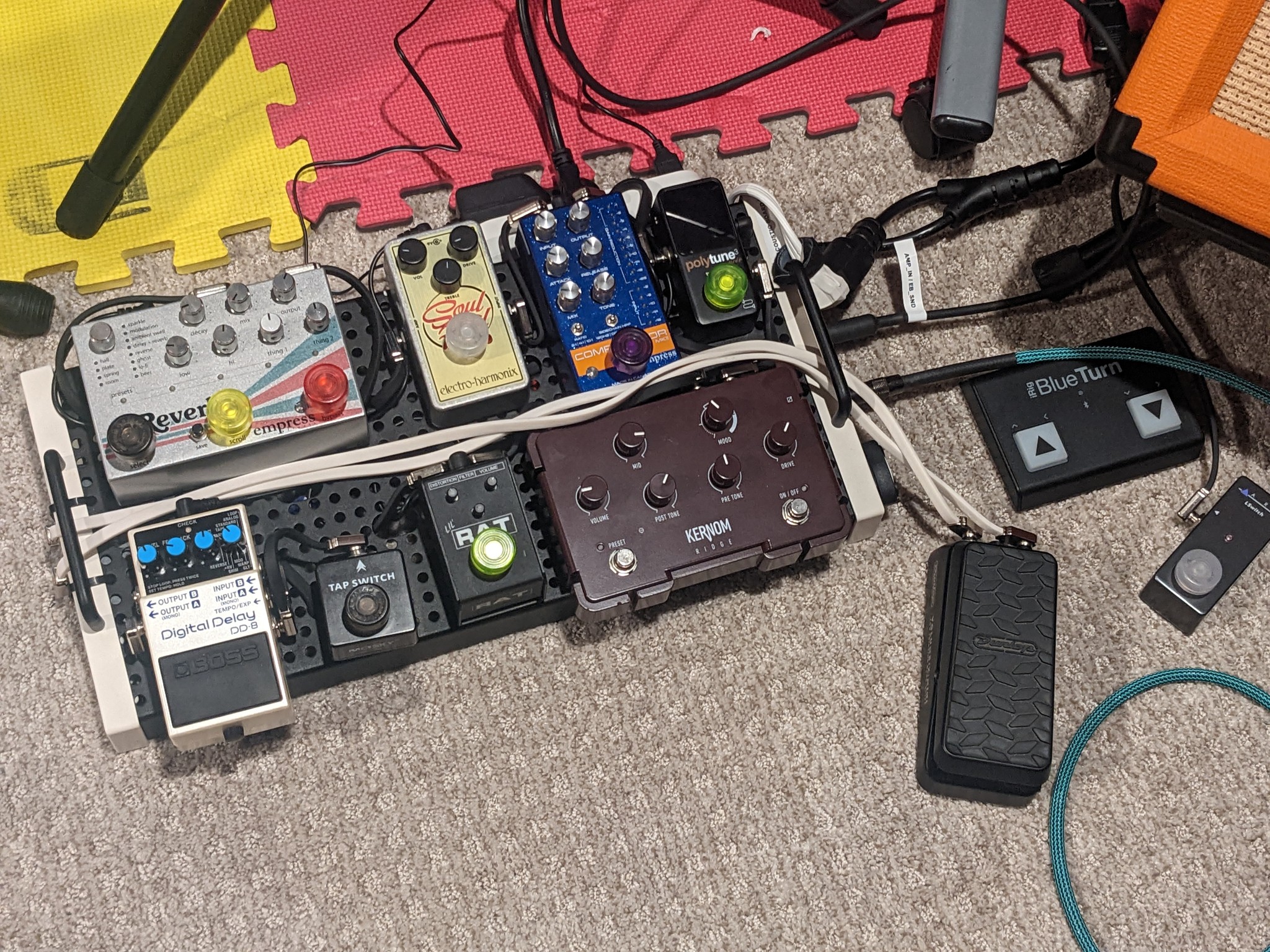 Who uses the Temple Audio Solo 18 pedalboard?