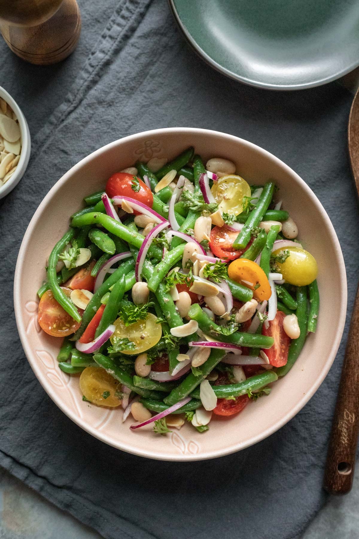 Italian Green Beans! 🍅💚 - 1 pound green beans, trimmed - ¼ cup Italian dressing - ½ teaspoon Italian seasoning - 2 cups grape tomatoes, halved