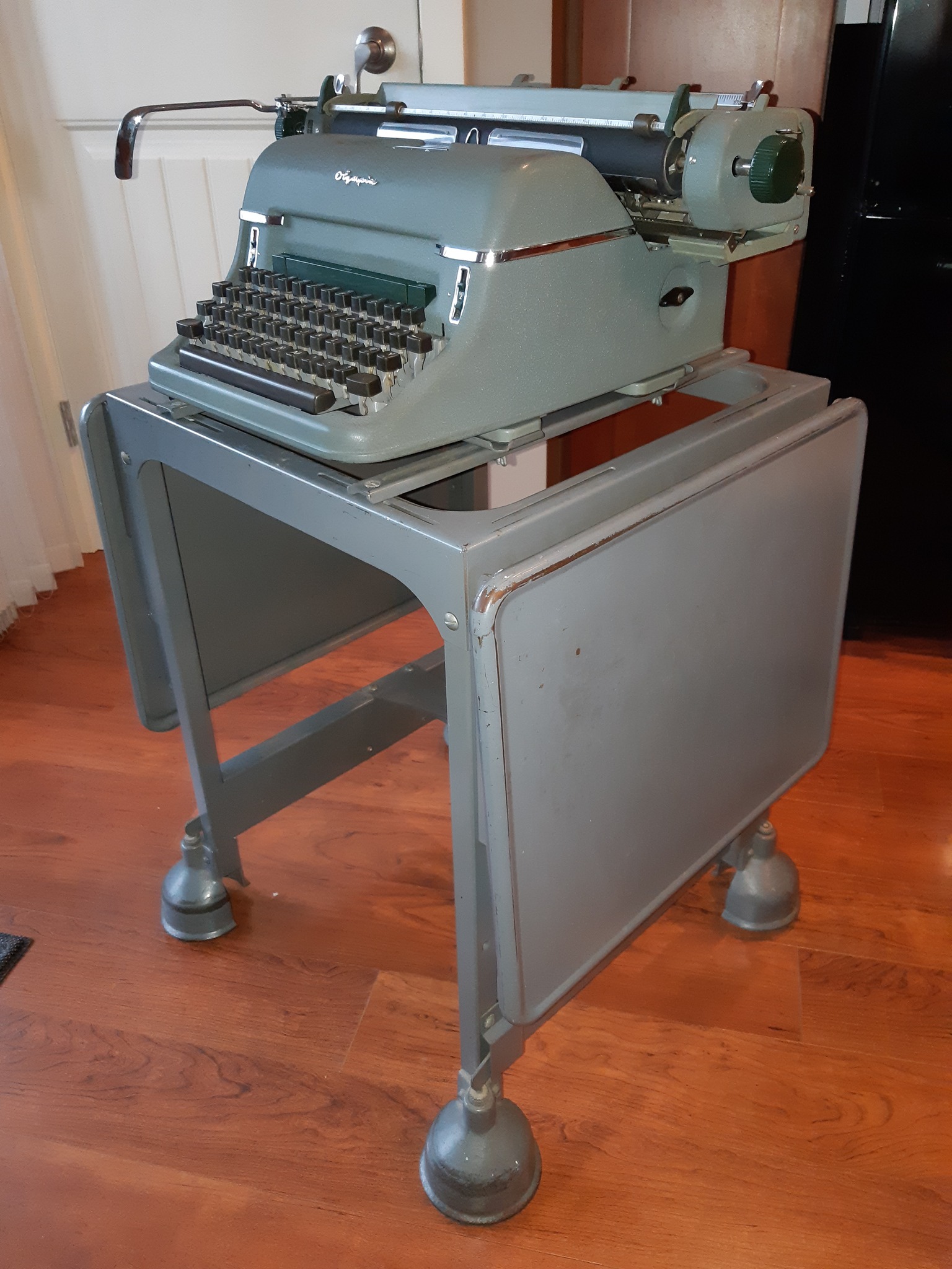 Tiffany typewriter stand with open top design