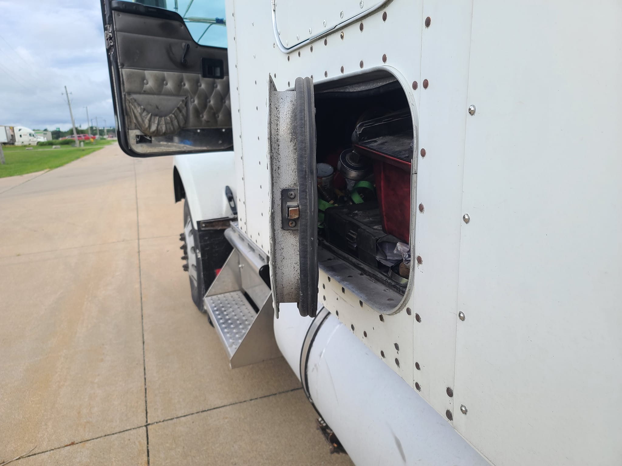 What fixes rough road door opening issues in Kenworth T800?