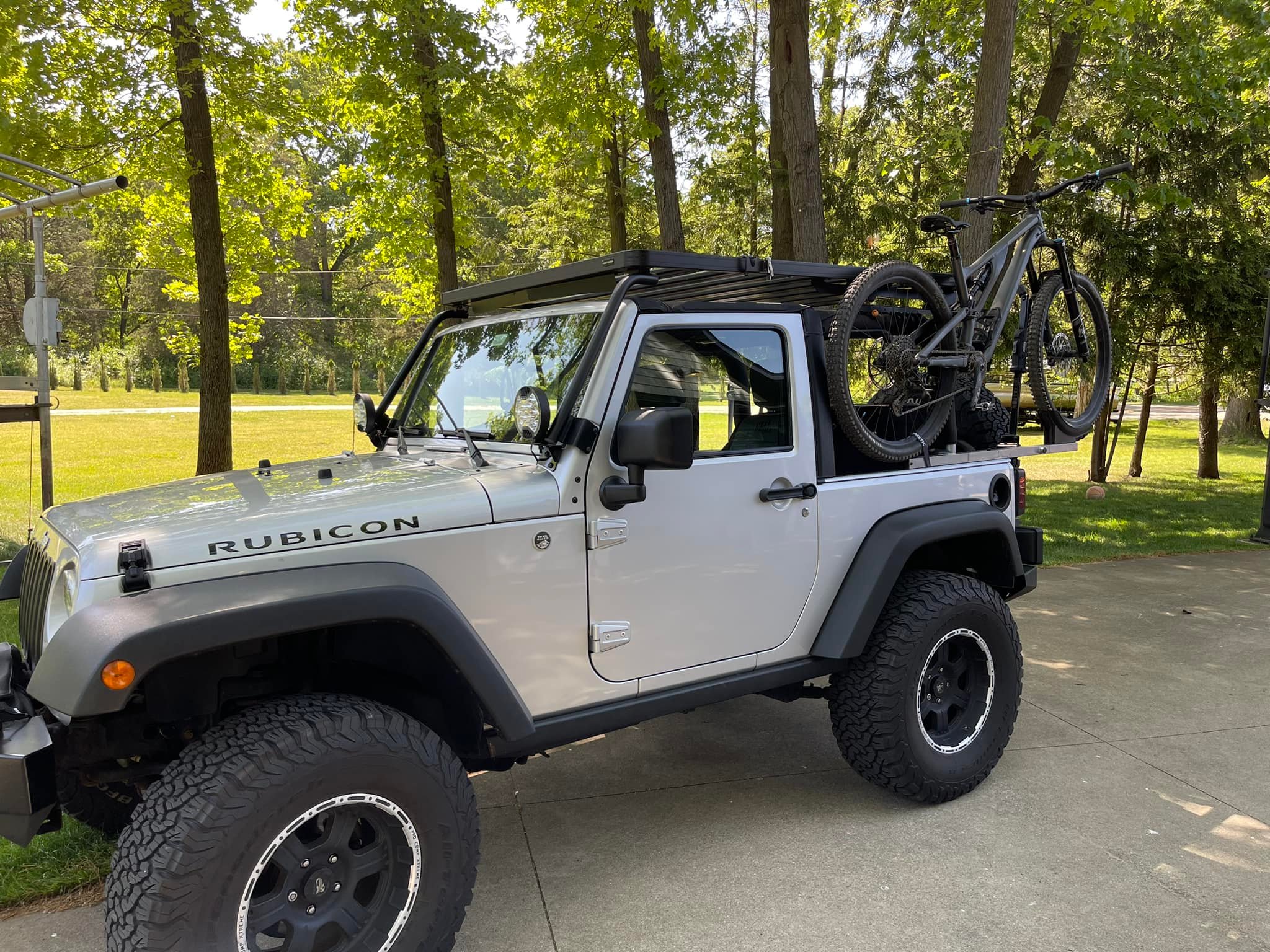 Thule bike rack mounted on Jeep JK side