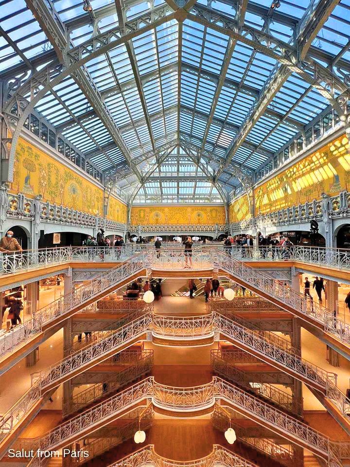 La Samaritaine in Paris: Art Nouveau and Art Deco architecture