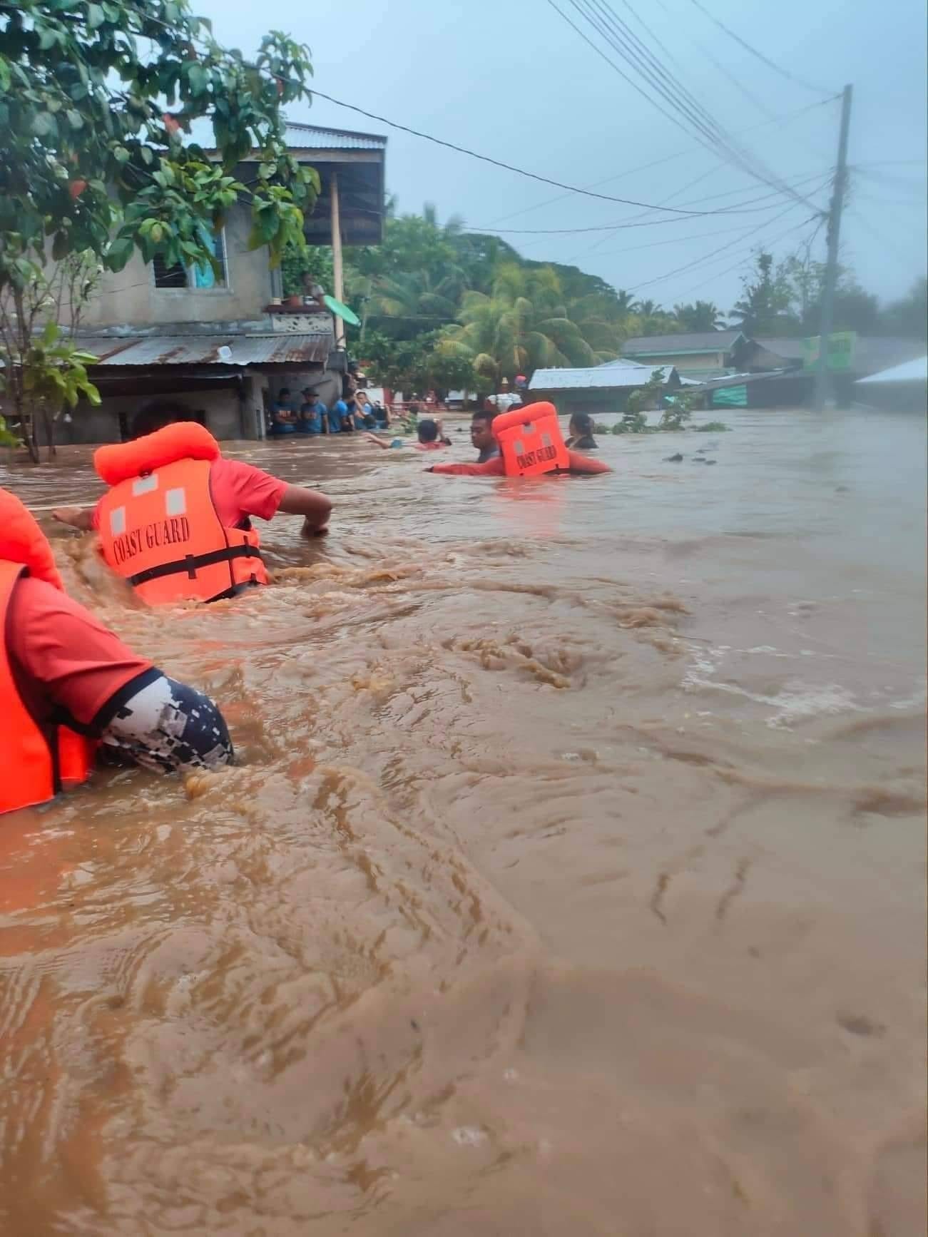 ABS-CBN News - TINGNAN: Sinuong ng Philippine Coast Guard rescuers ang ...