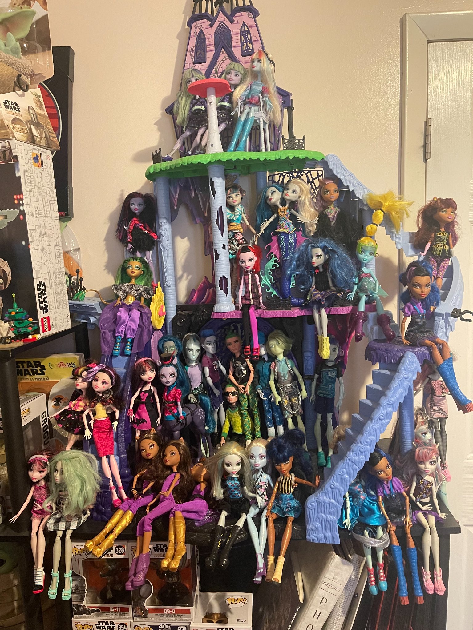 Selling a huge, mixed lot of MGA entertainment dolls and toys