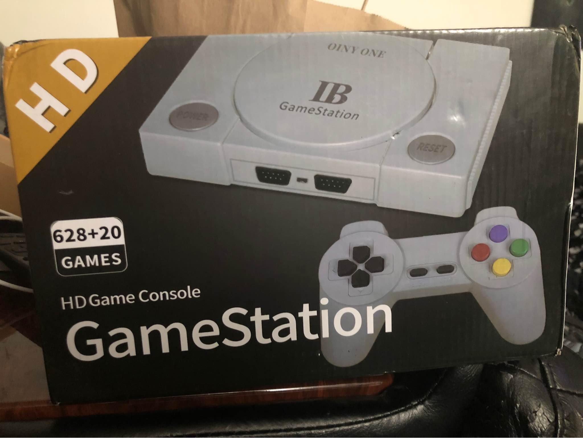 Console Rétro Damcoola – 900+ Jeux Intégrés – 2 Manettes Sans Fil – Pistolet AR – Branchement TV