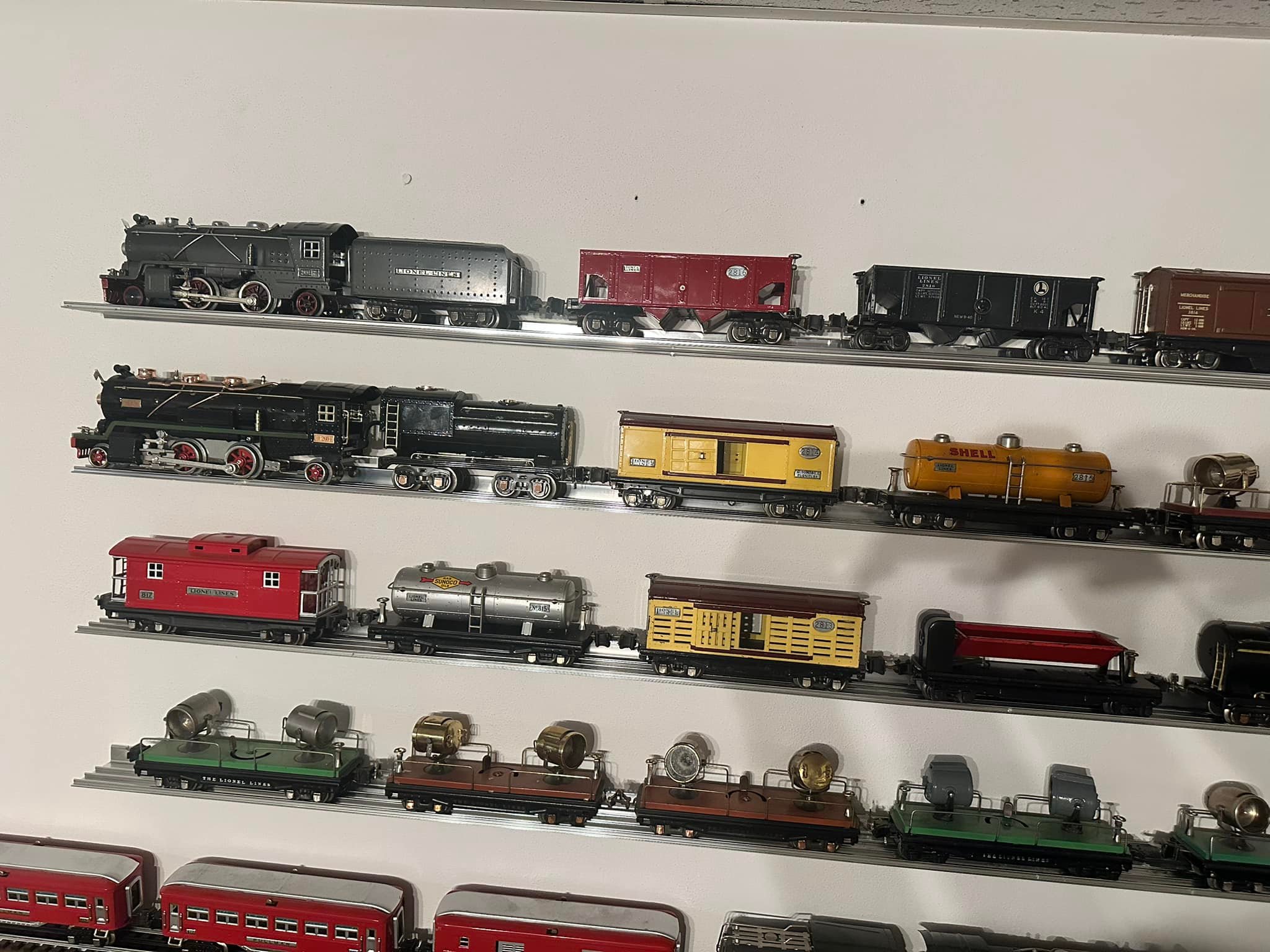 1940-1950 Lionel train set belonged to my dad. I don display picture 1