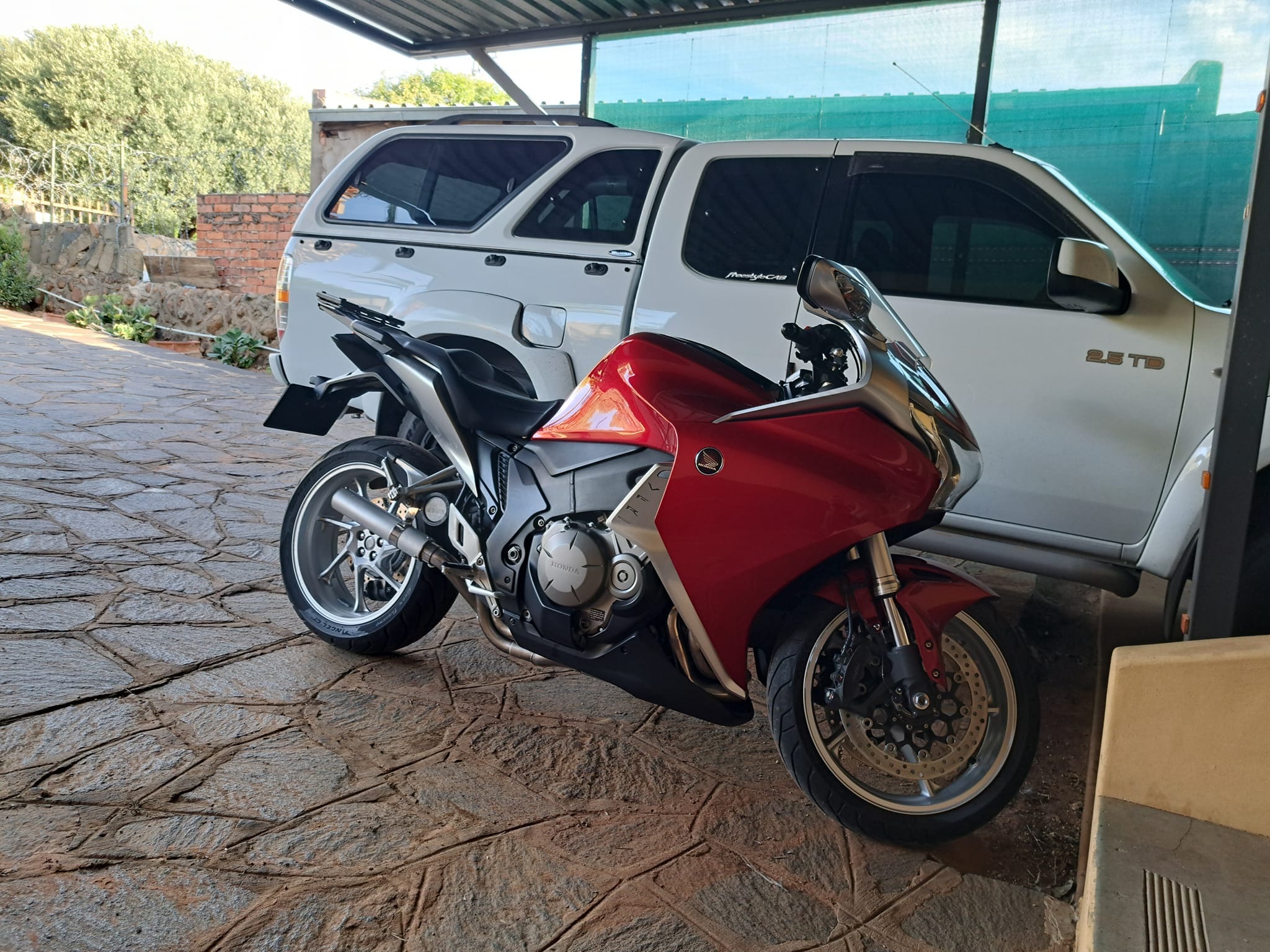 What exhaust system is recommended for a Honda VFR1200F?