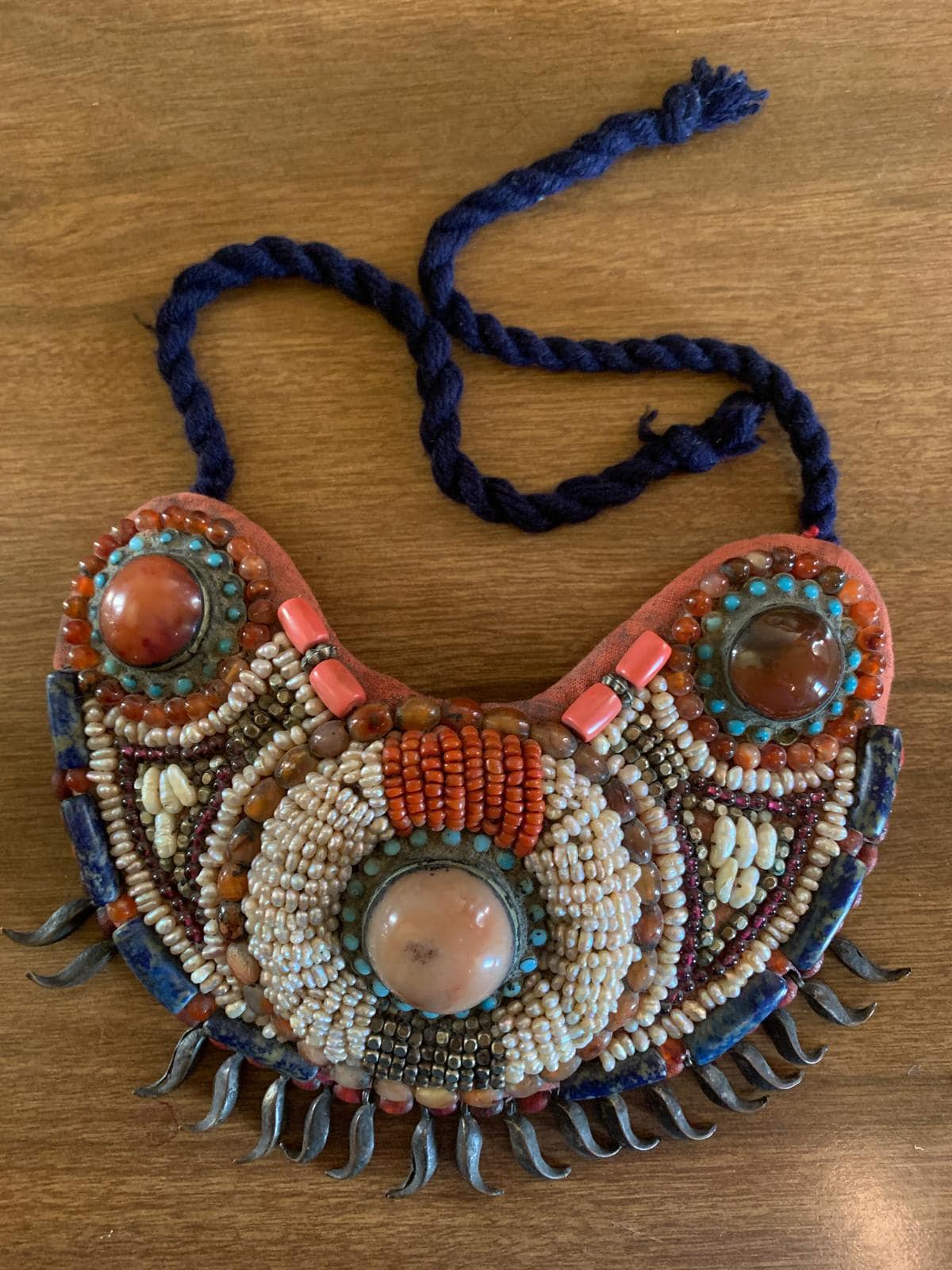 Ciao I am asking for a friend about this strange necklace. Thank 
