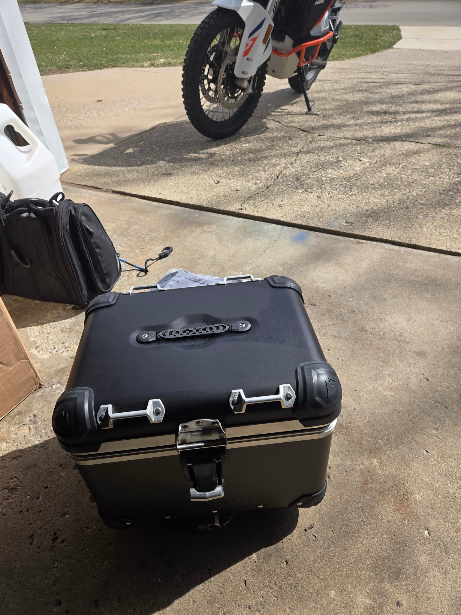 Did the Touratech top case for KTM come with a lock cylinder and key?
