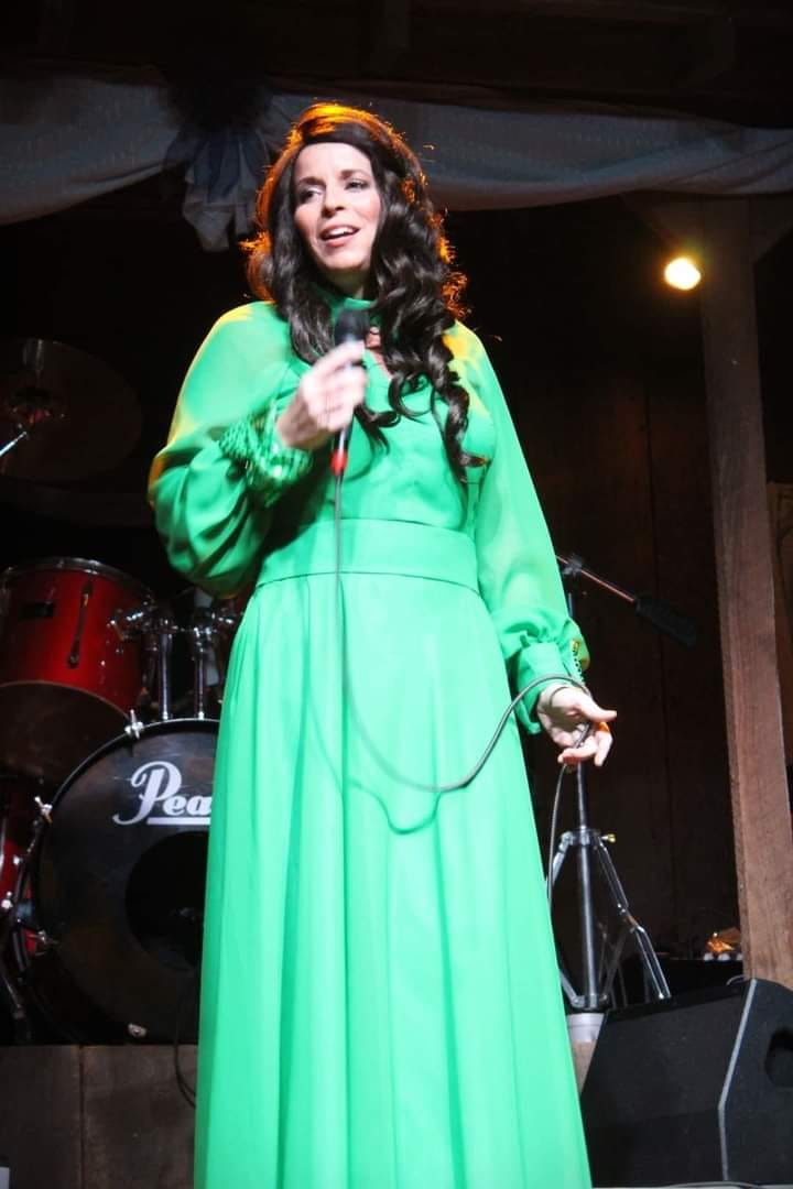 loretta lynn green dress A moment for the please! @missmargoprice wore this iconic dress during her performance tonight. It was the dress that Loretta made history in as the first female to win fashion loretta lynn 70s