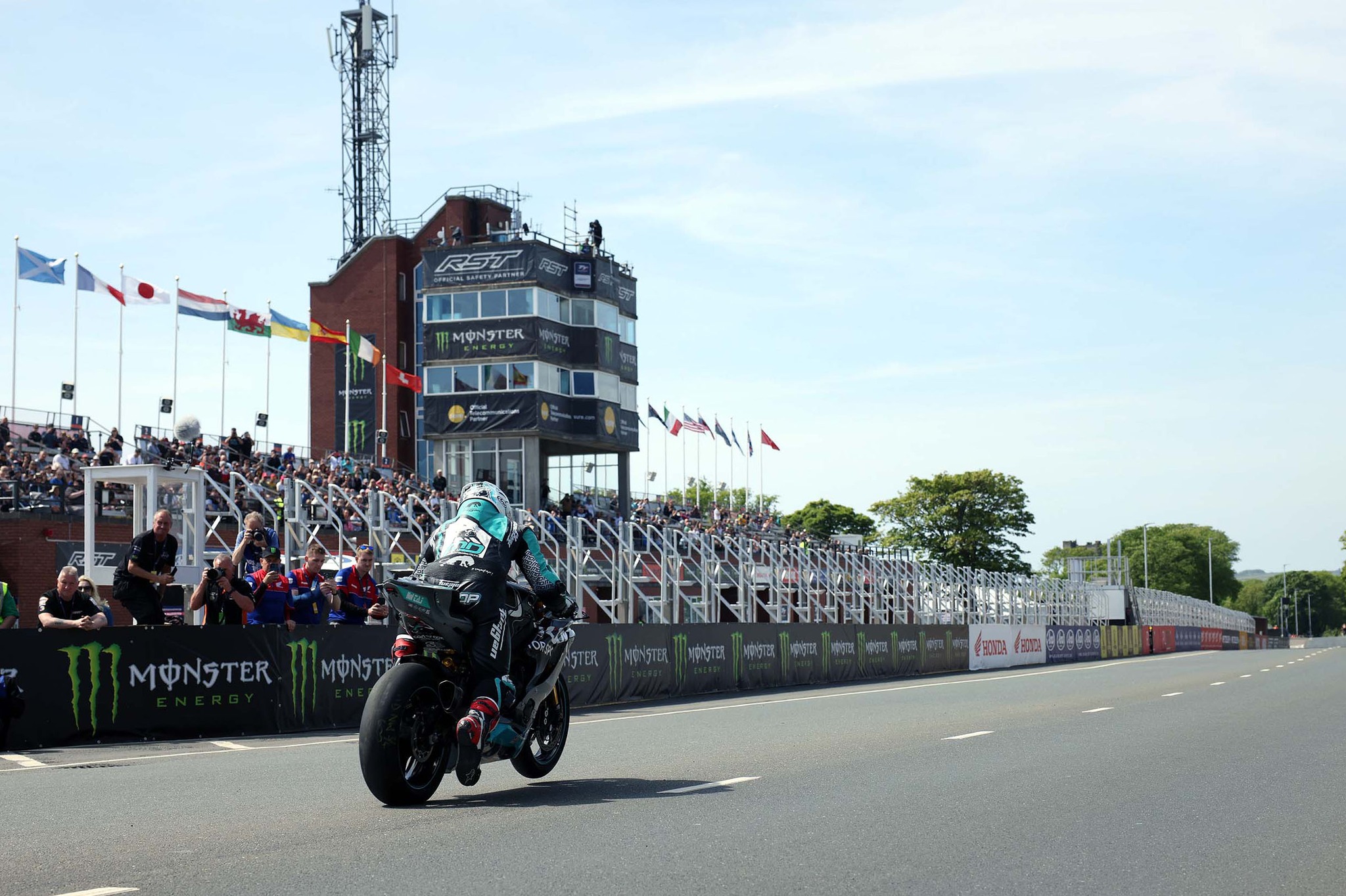 RoadracingWorld.com - Isle Of Man TT: Superstock TT Race One Report ...