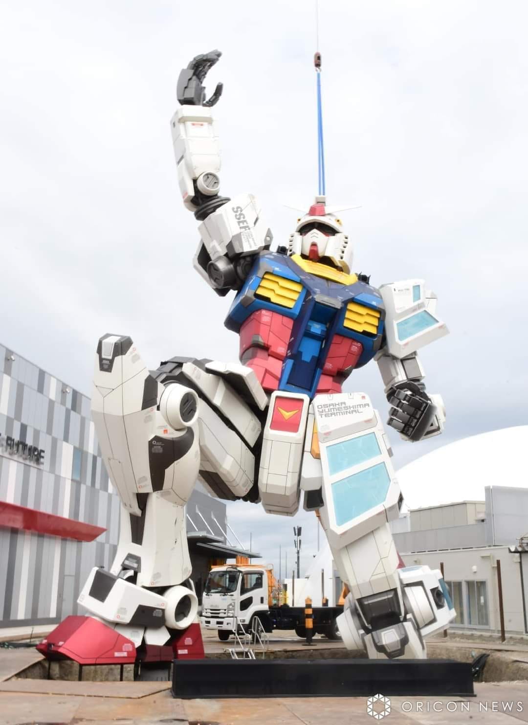 XVX-016 Gundam Aerial 2m statue at the Festival Square on the 1st