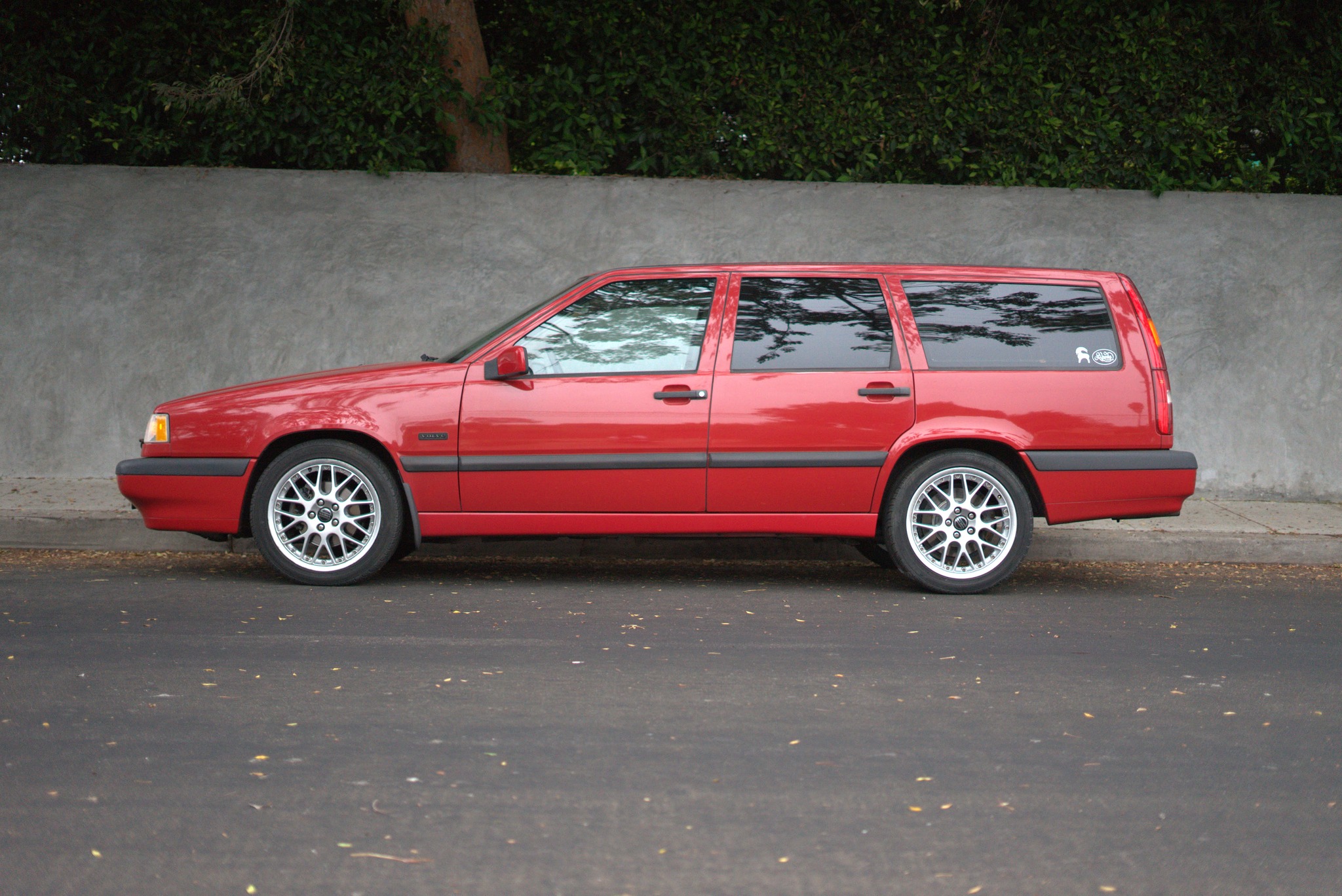 Volvo 850 Turbo Estate with Volvo C70 Coupe wheels. (Volvo/BBS Propus)