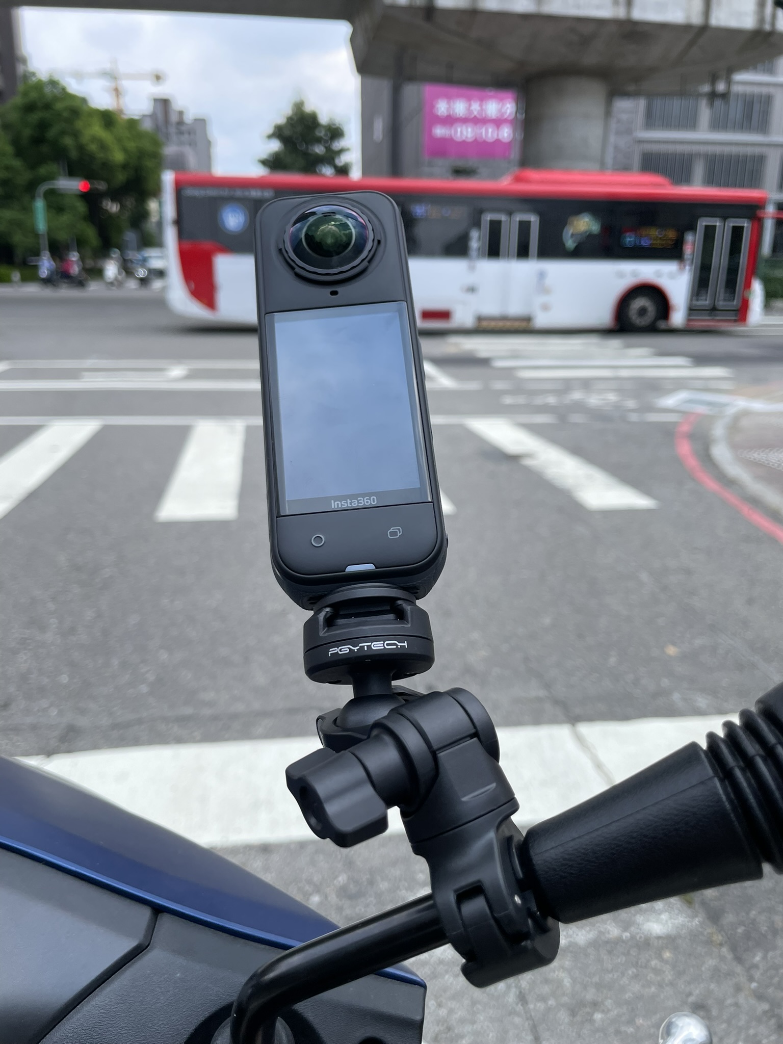 How to improve video quality with Insta360 X5 rearview mirror mount?