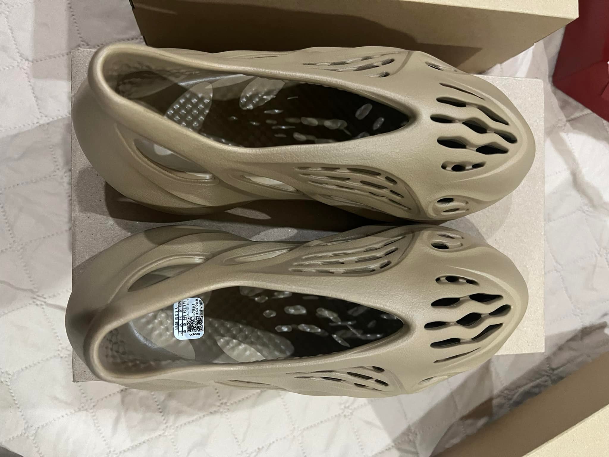 New YZY FOAM RNR Size 8 26.5cm YEEZY