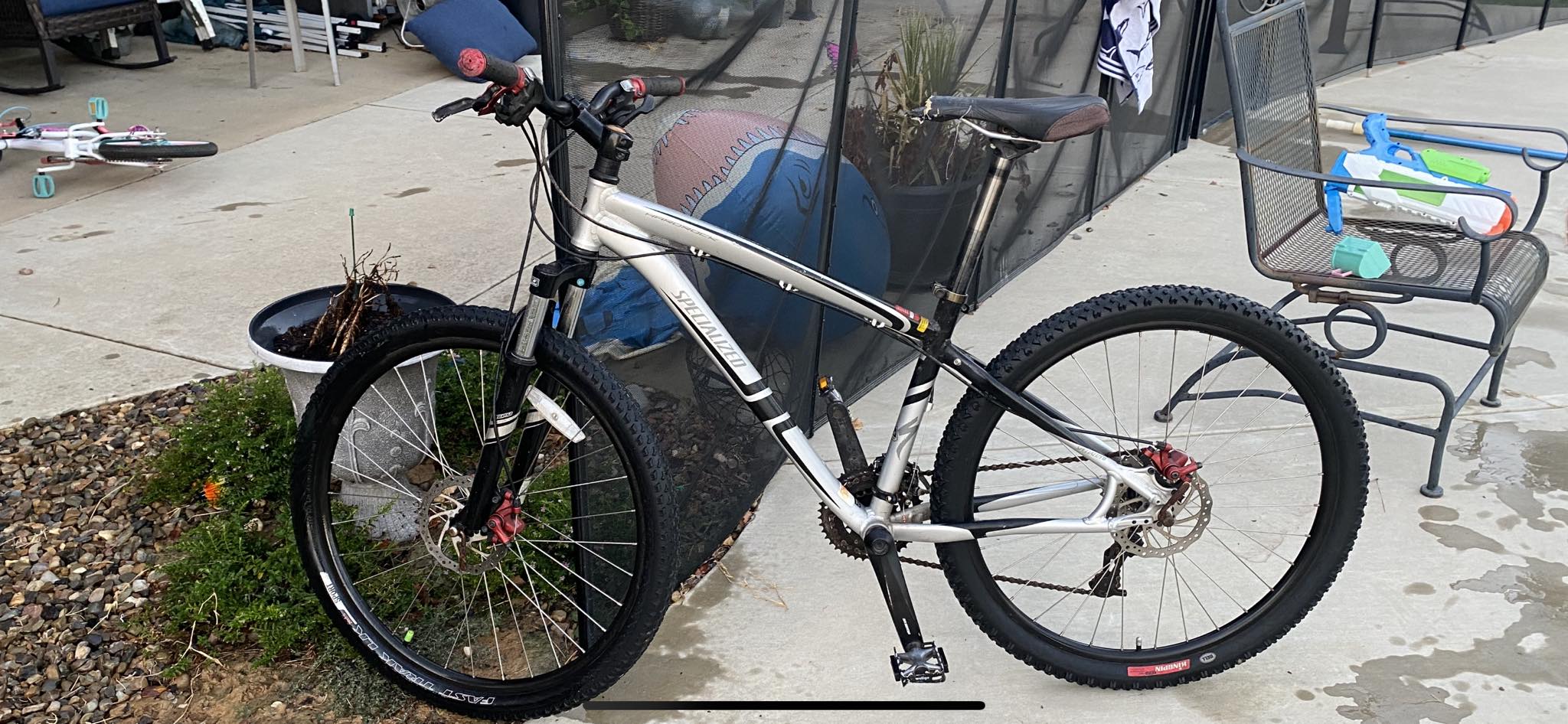 What size front shock fits a 2011 Specialized Hardrock bike?
