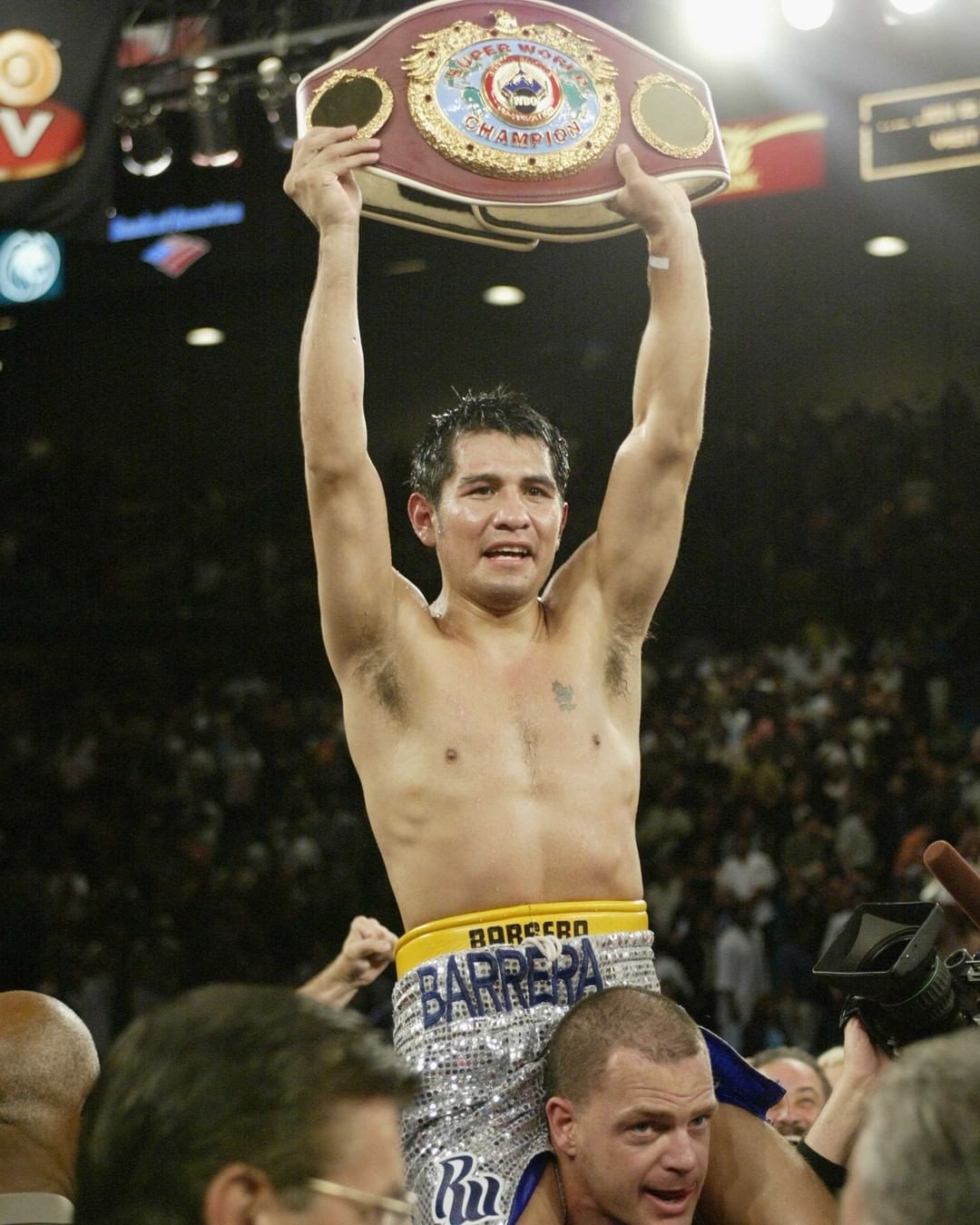 OnThisDay in 2002, Marco Antonio Barrera bested Erik Morales by UD