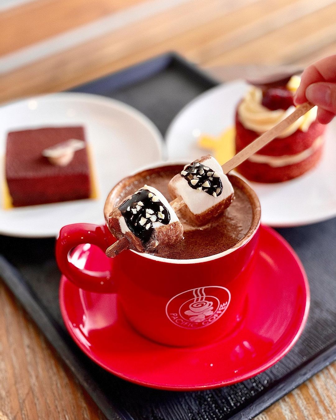 Pacific Coffee - 【冬日 ️的愜意】 喺清涼嘅日子 飲一啖石板街朱古力☕️ 暖吓個胃 再食一啖蛋糕🍰...