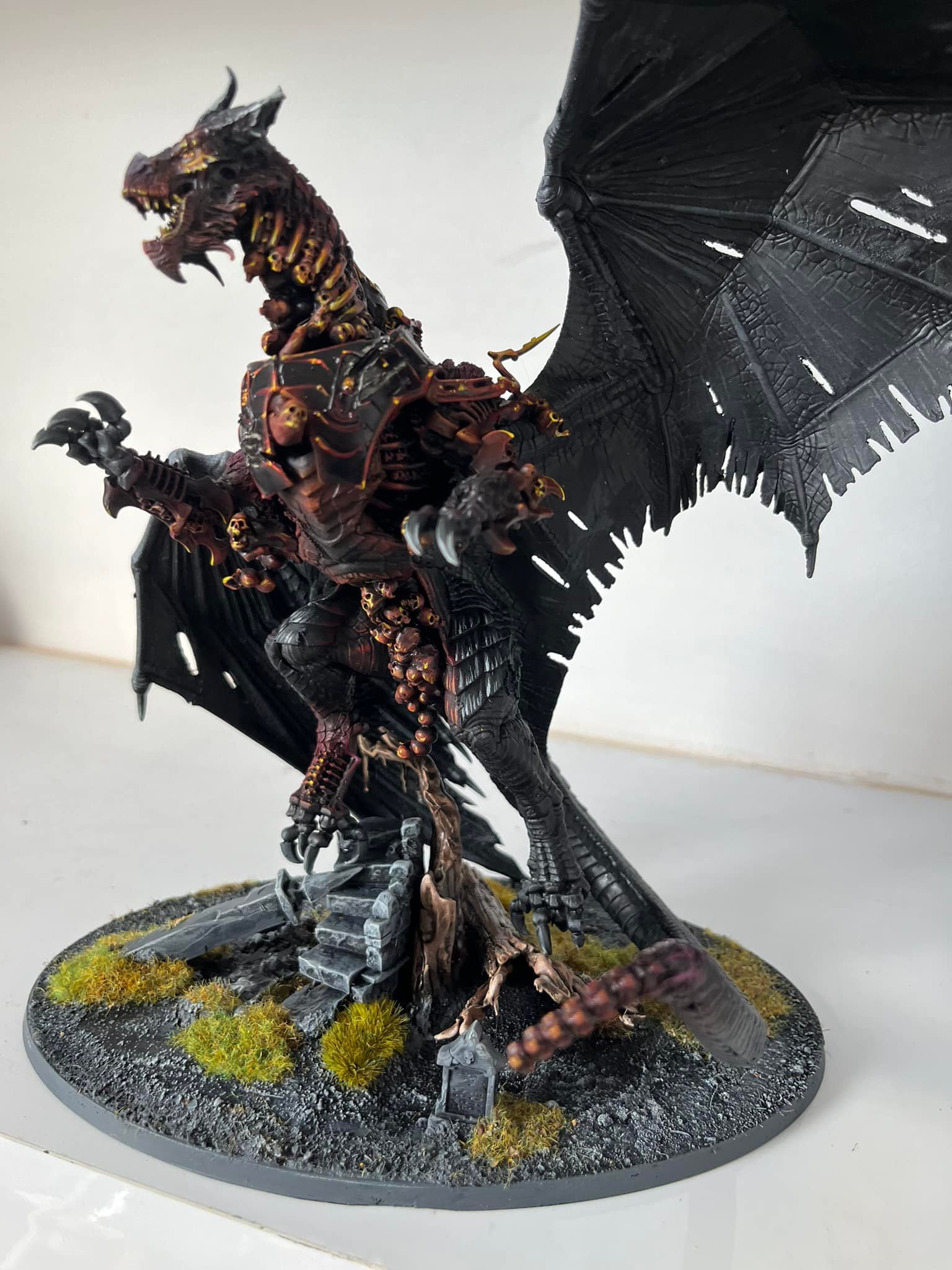 Painting a zombie dragon miniature with contrasting colors