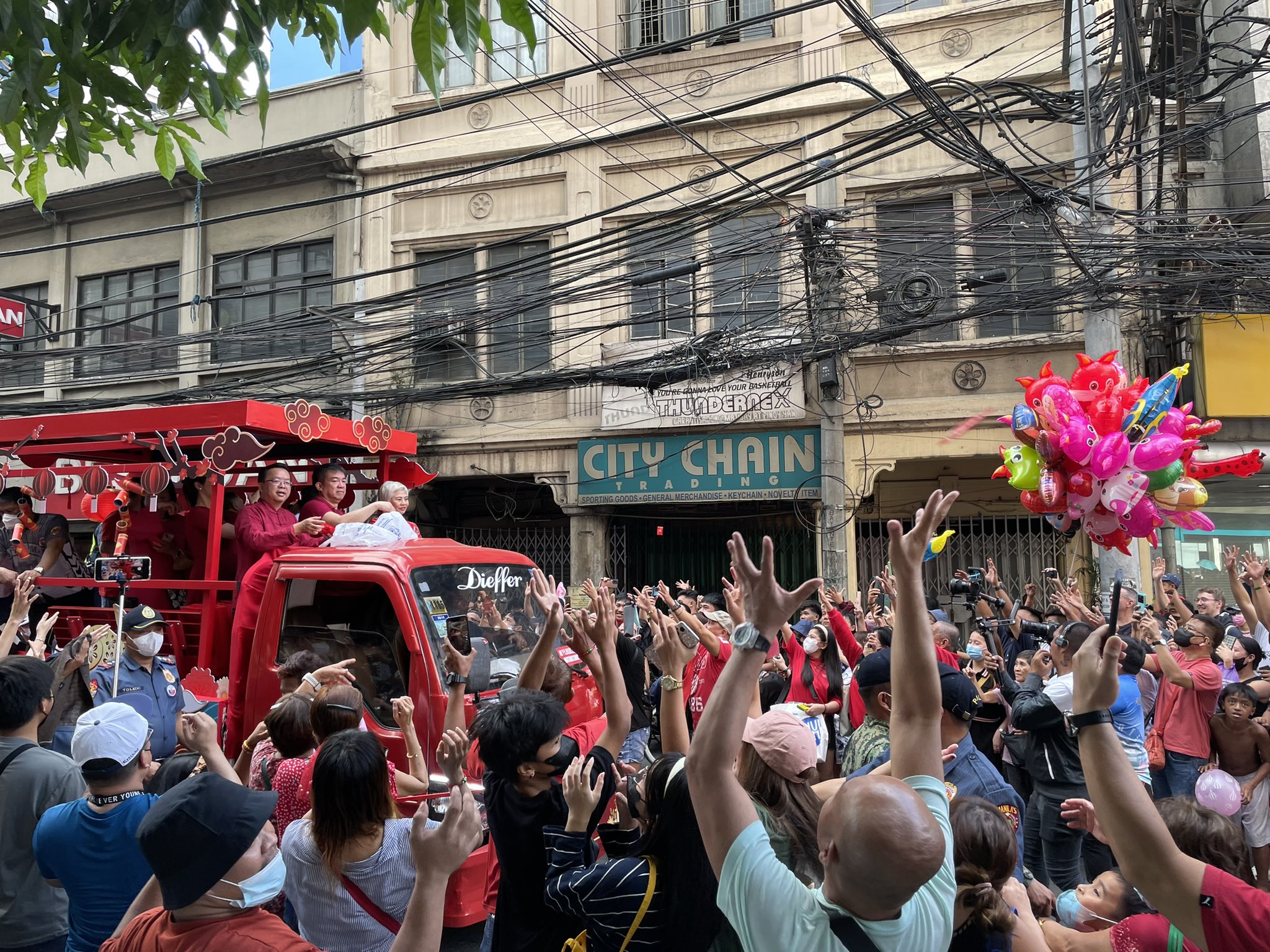 ABS-CBN News - TINGNAN: Motorcade na isinagawa ng Chinese-Filipino ...
