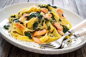 Buon pranzo a tutto il gruppo...🍽🍷🍲 Pasta cremosa con salmone e ...