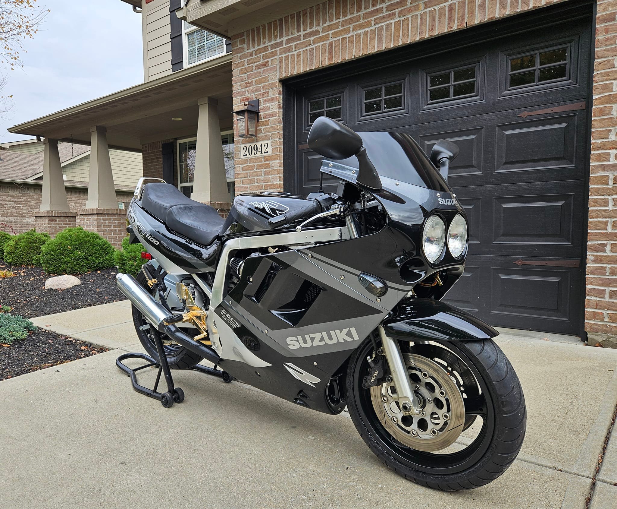 Couple of shots of my 89 1100 gsxr I've just finished
