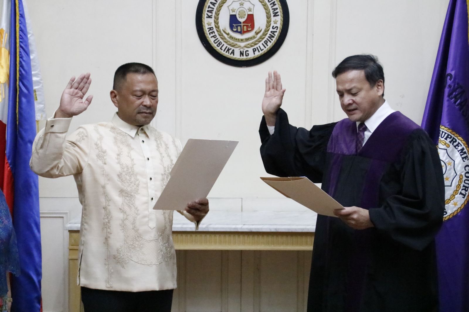 GMA News - Senator-elect JV Ejercito takes his oath before Supreme ...
