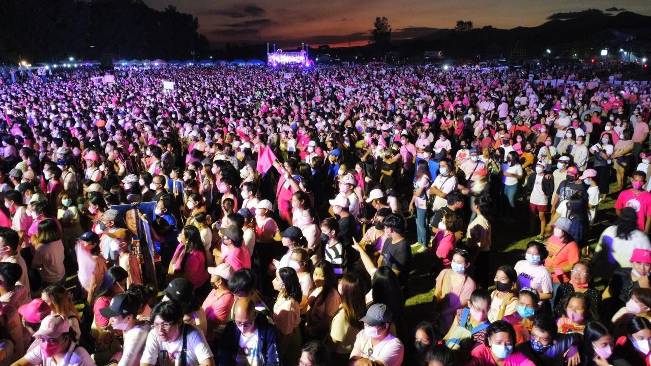 MANILA BULLETIN - LOOK: Drone shots of the kakampink crowd attending ...