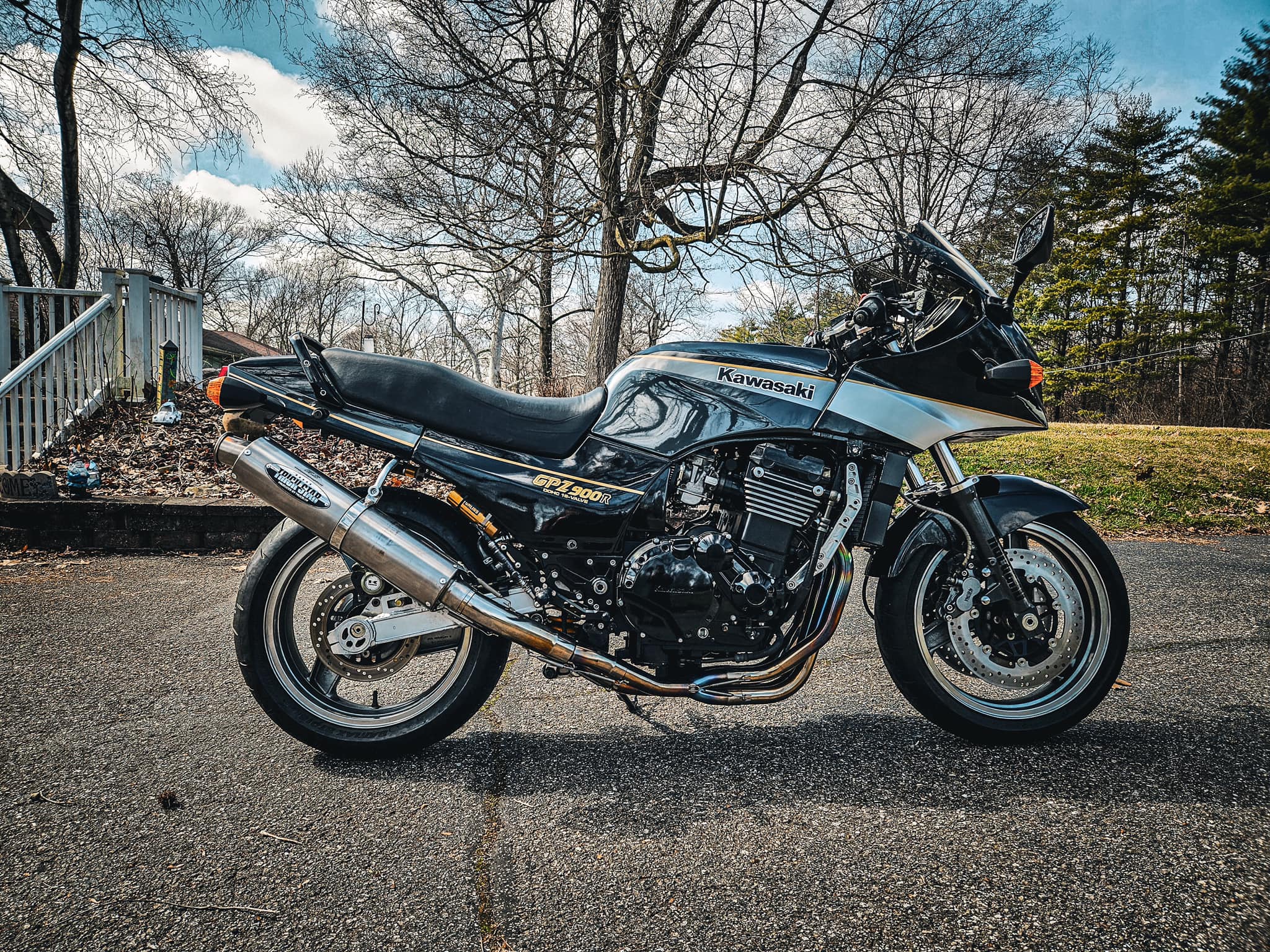 Hello Will zrx1200 engine fits in my gpz 900?