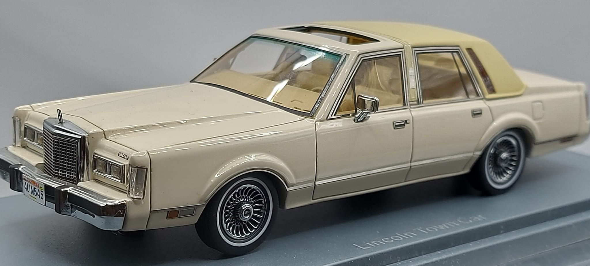 1/18 Lincoln Town Car 4.6L V8 '90, black - Xiaoguang Model Full