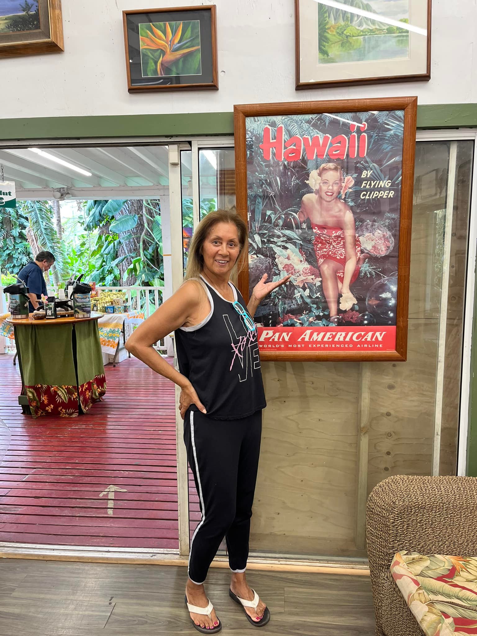 Former Pan Am flight attendant finds vintage poster in Oahu