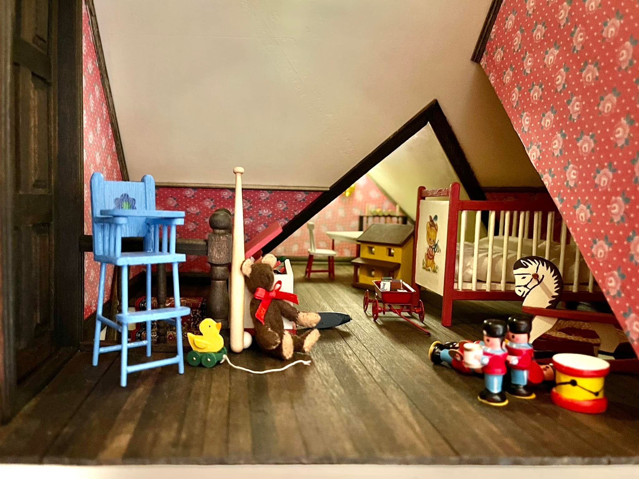 My vintage nursery Diorama 👶🏻 The roombox is made from solid