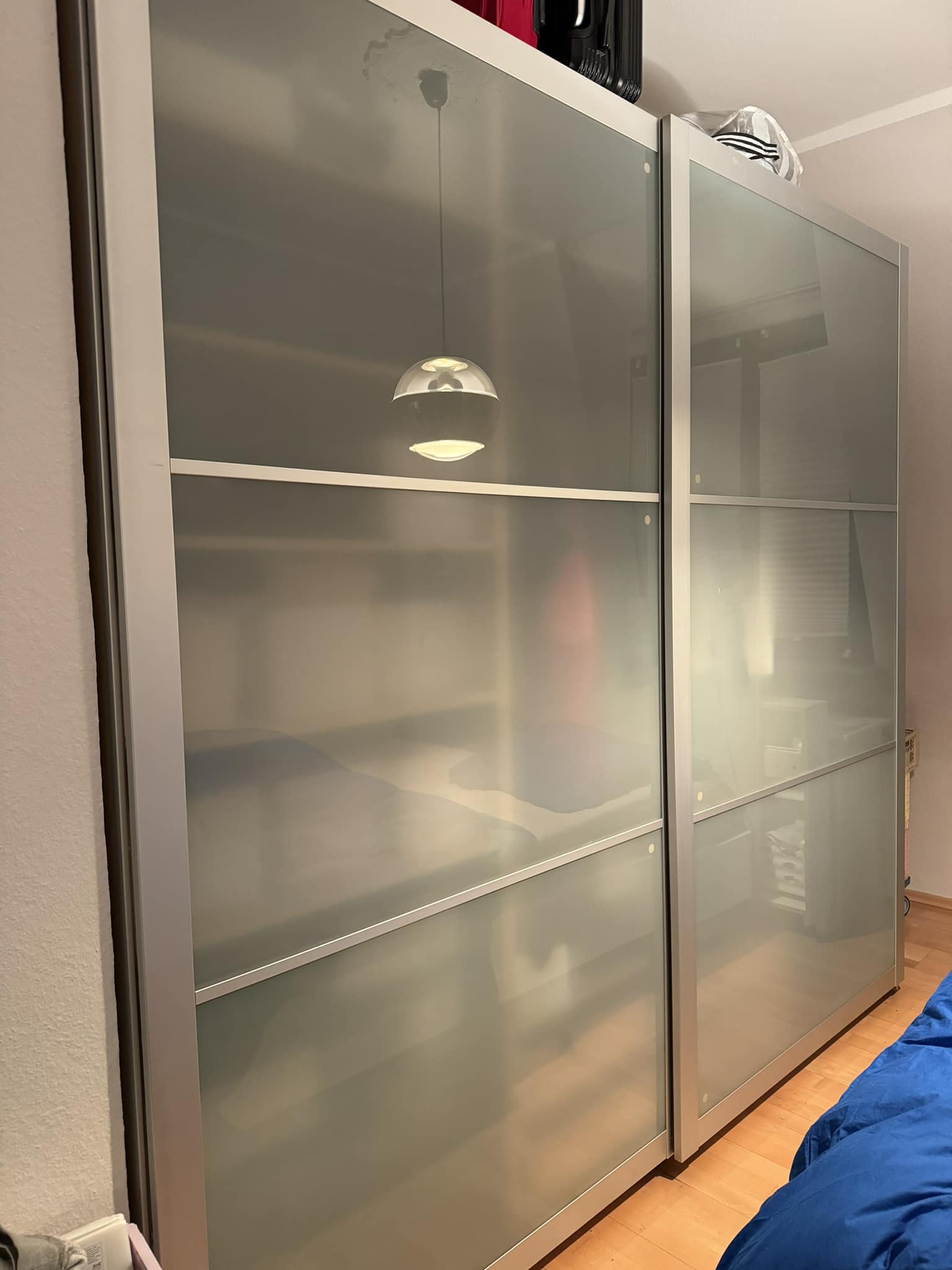 Beim Einzug in die neue Wohung haben wir diesen Schrank (Ikea Pax) mit Glas- Schiebetüren übernommen. Die Türen passen nicht zu unserem übrigen Stil und gefallen mir nicht. Was kann ich machen, außer