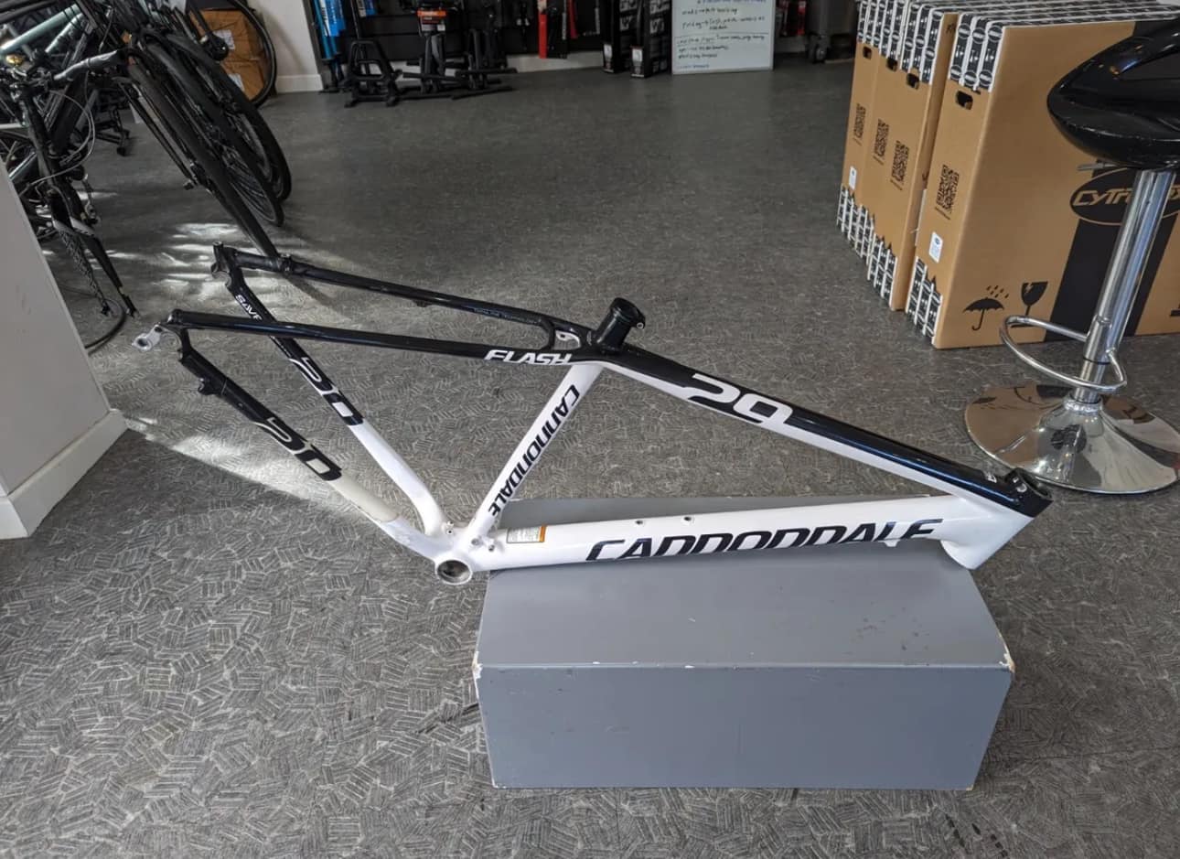 Cannondale Lefty Flash F2 in specific color?