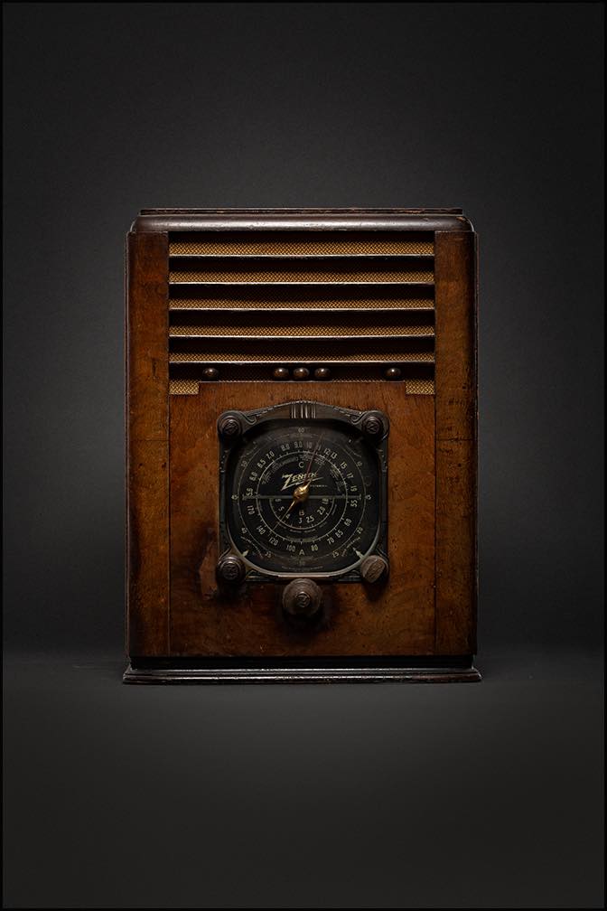 1937 Zenith model 6-S-128 black dial tombstone radio