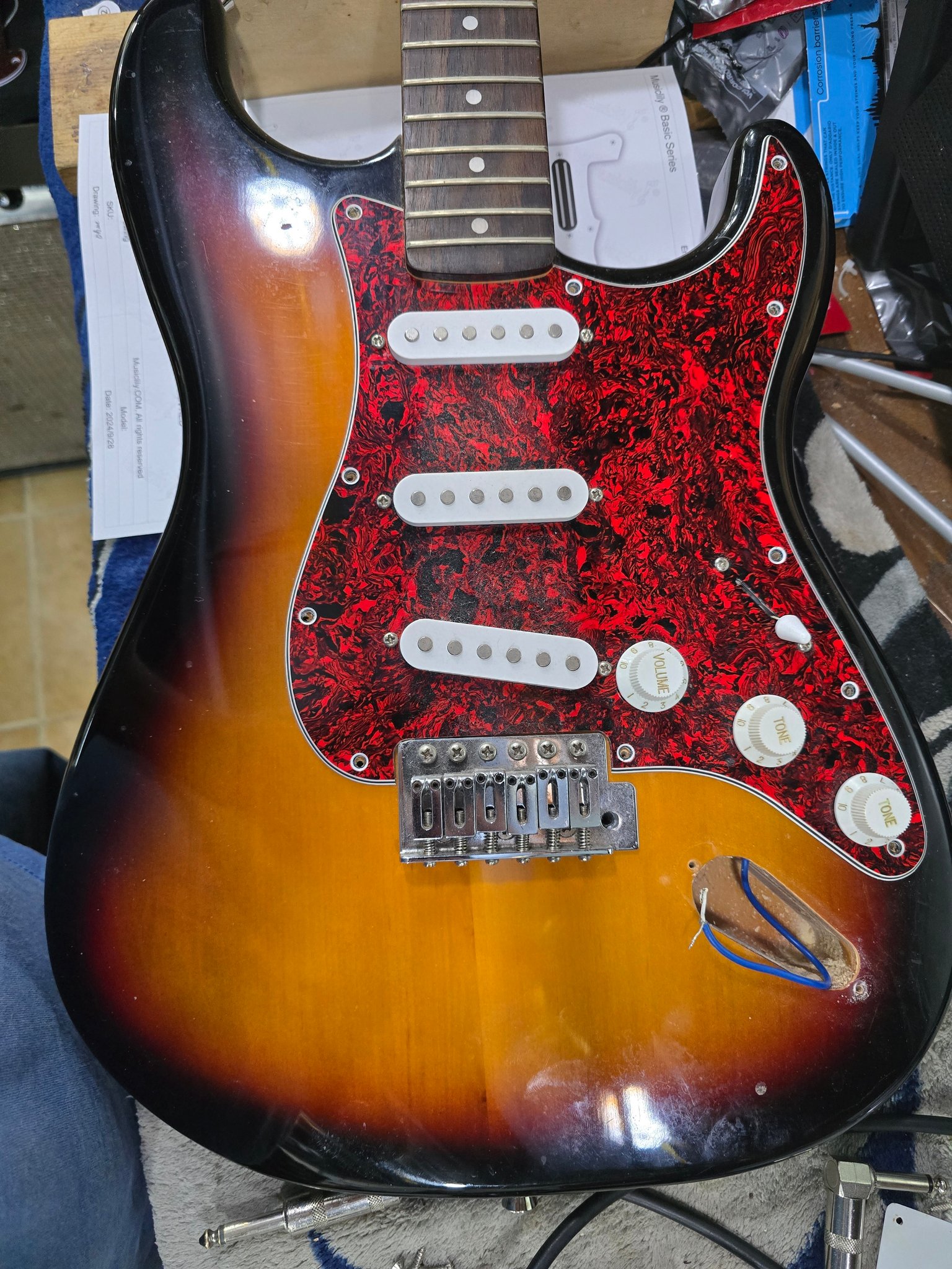 Musiclily Basic Pickguard Pré-câblé SSS Céramique Pour Fender Strat - Noir 3 Plis