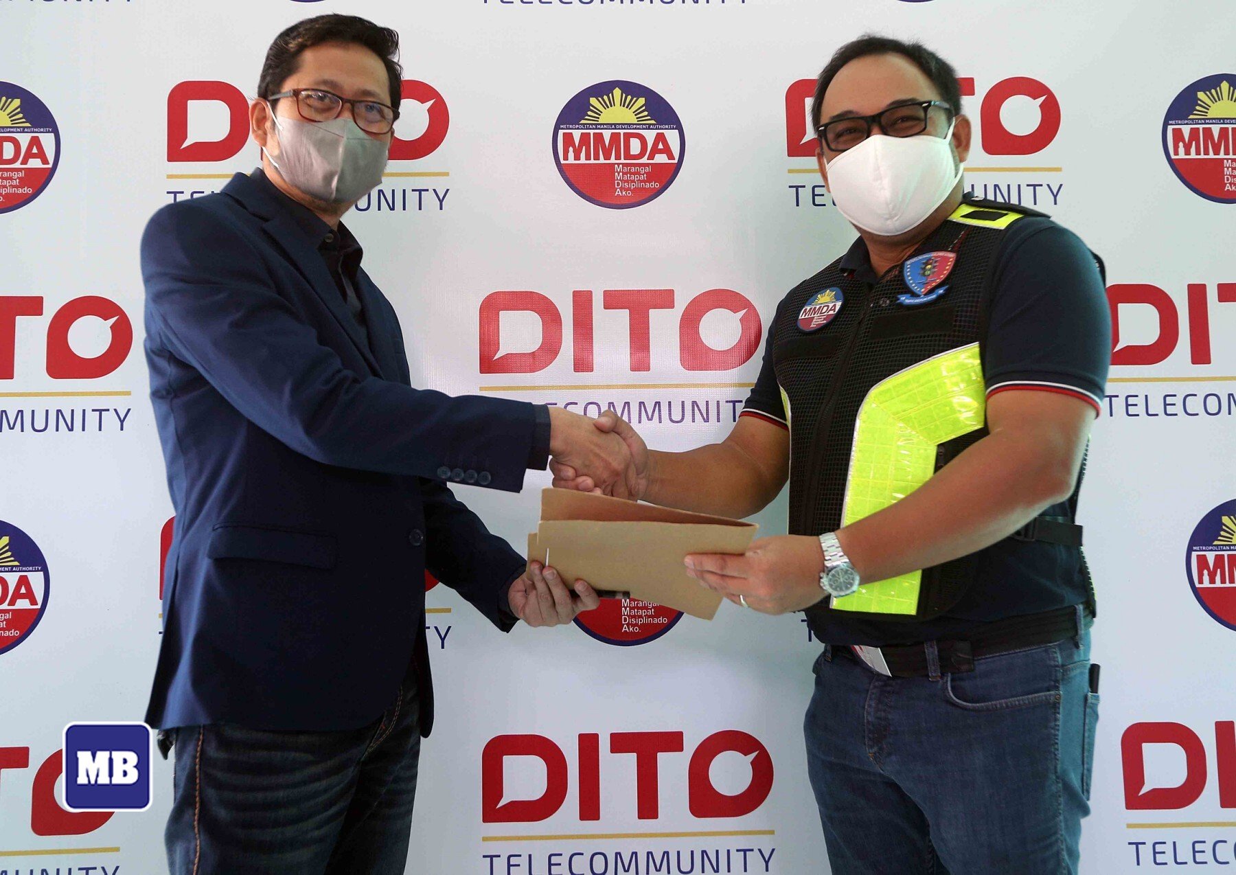 MANILA BULLETIN - MMDA Acting Chairman Engr. Carlo DImayuga shakes the ...
