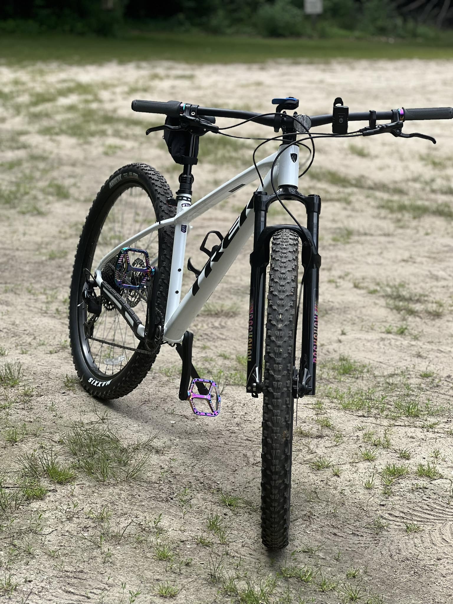Does the 2024 Marlin 7 Gen 3 in Crystal White have a sparkly Trek 