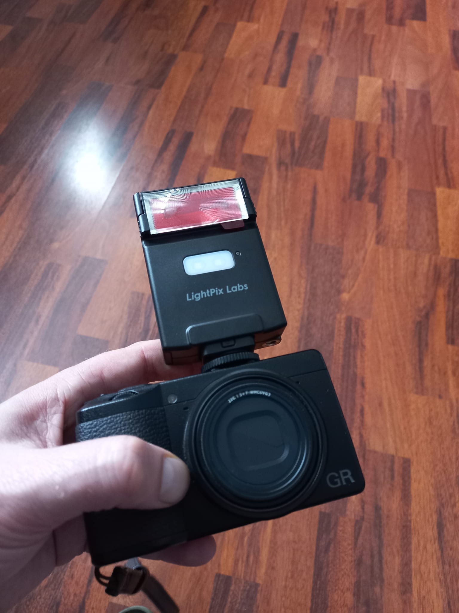 Ricoh GR III not triggering Ulanzi SL03 flash?