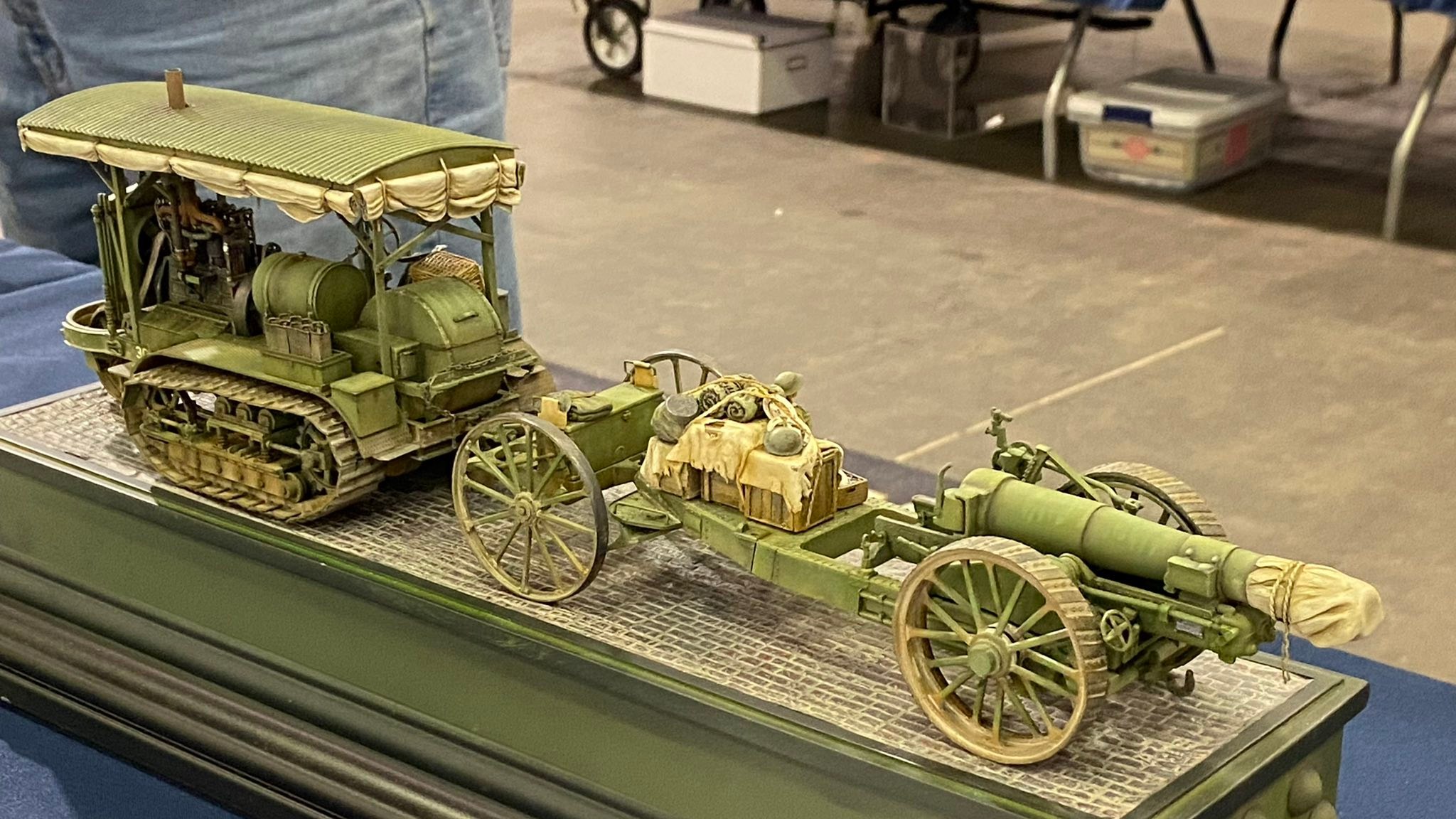 Holt 75 Artillery Tractor with 8-inch Howitzer model do sklejania Roden 814