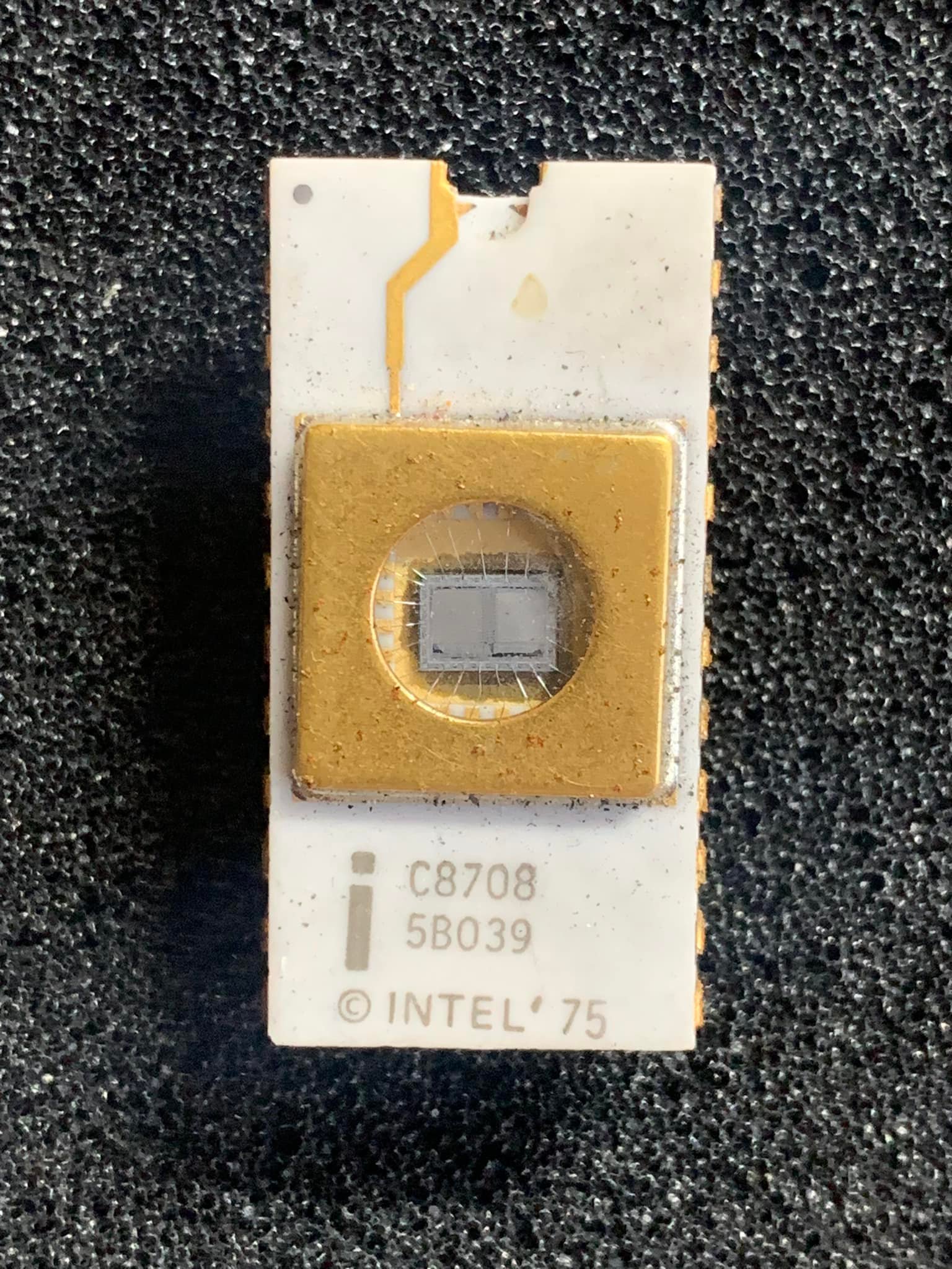 NEC D27C256D-20 UV erasable PROM from 1985